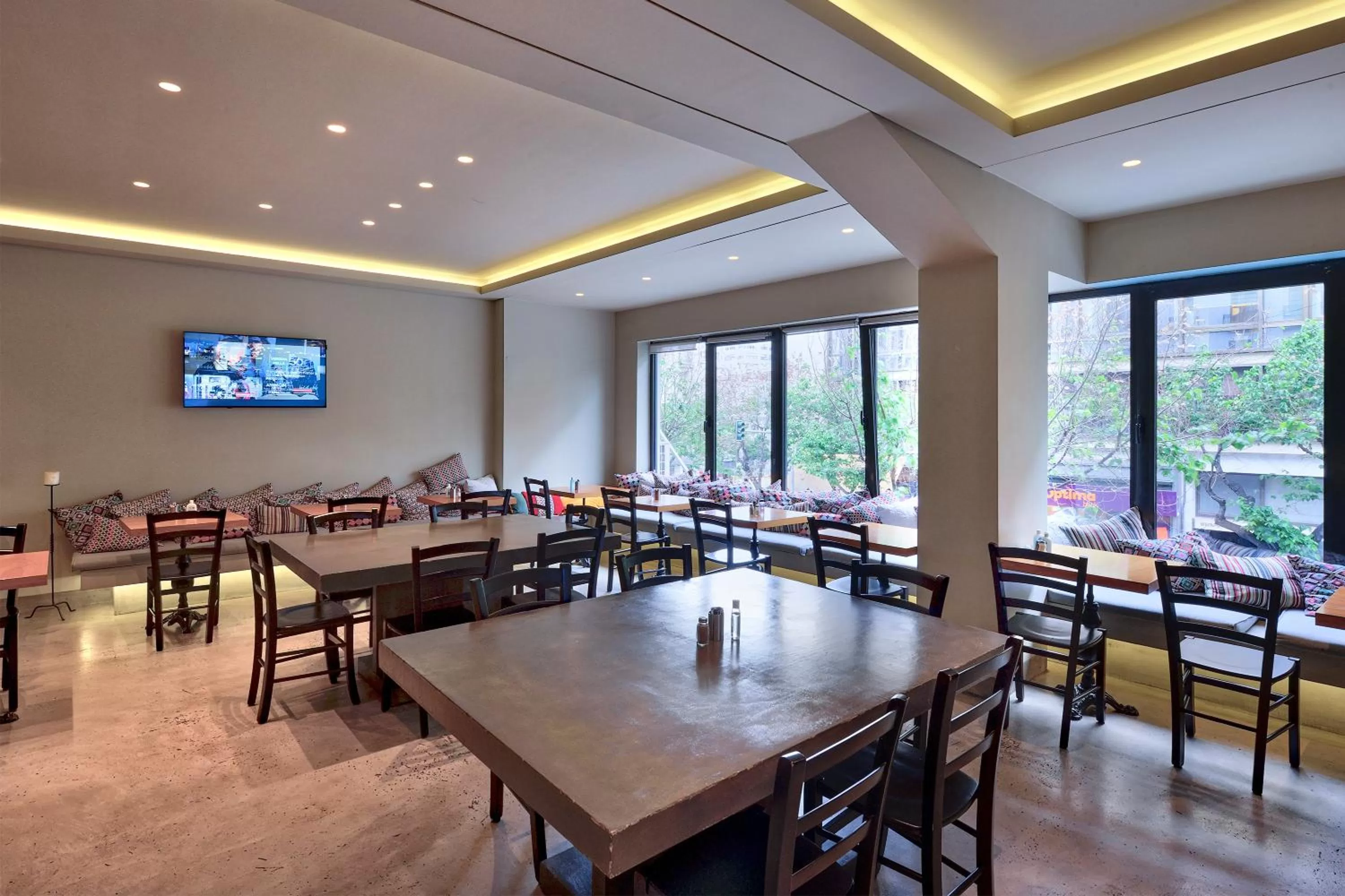 Restaurant/places to eat in Le Palace Hotel