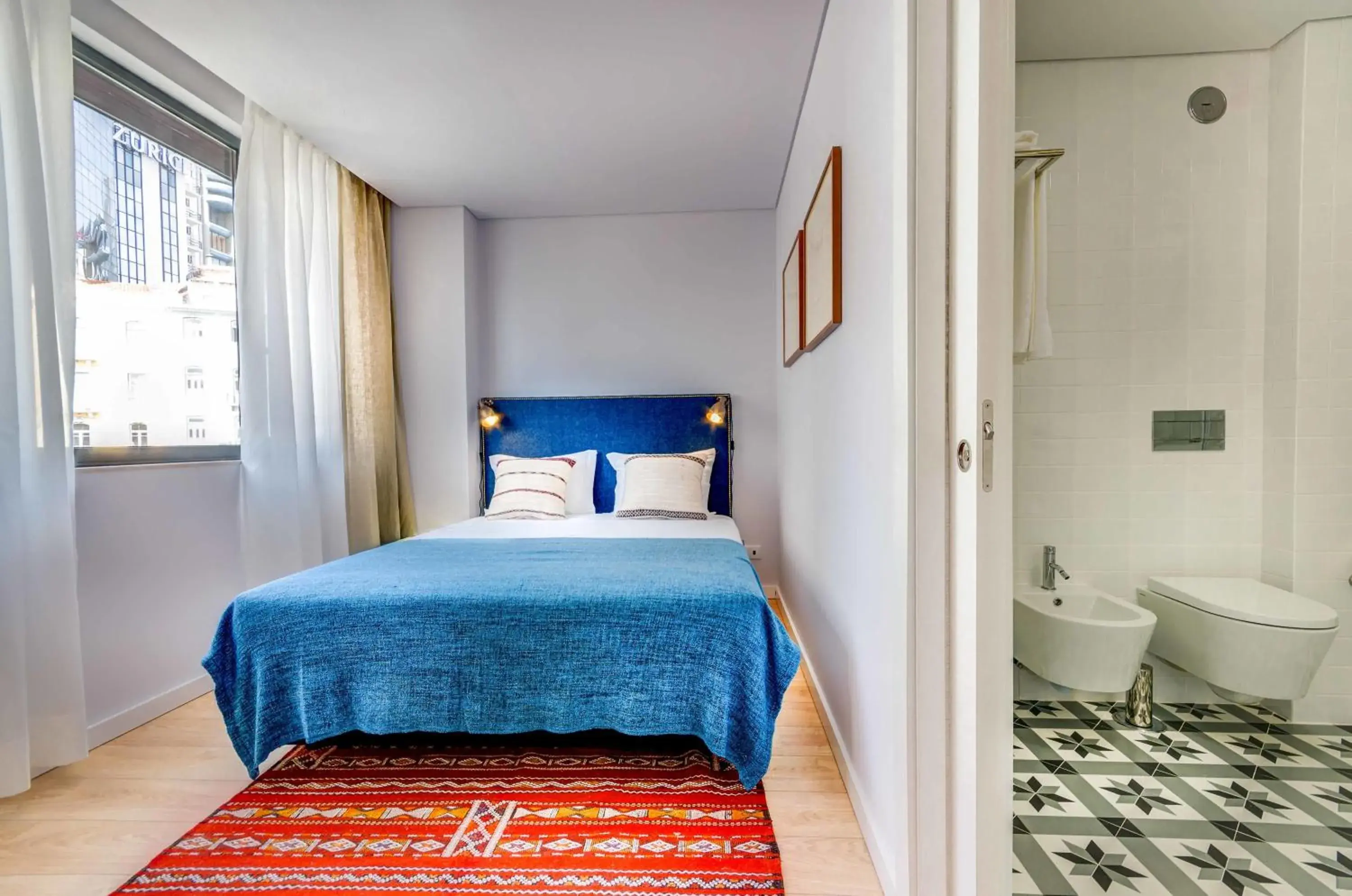 Bathroom, Bed in Lisbon Serviced Apartments - Liberdade