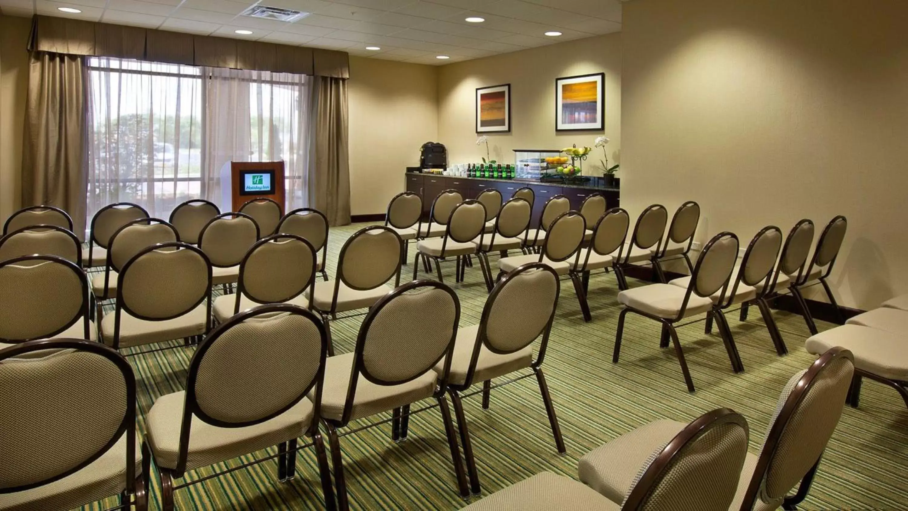 Meeting/conference room in Holiday Inn Chicago North - Gurnee, an IHG Hotel