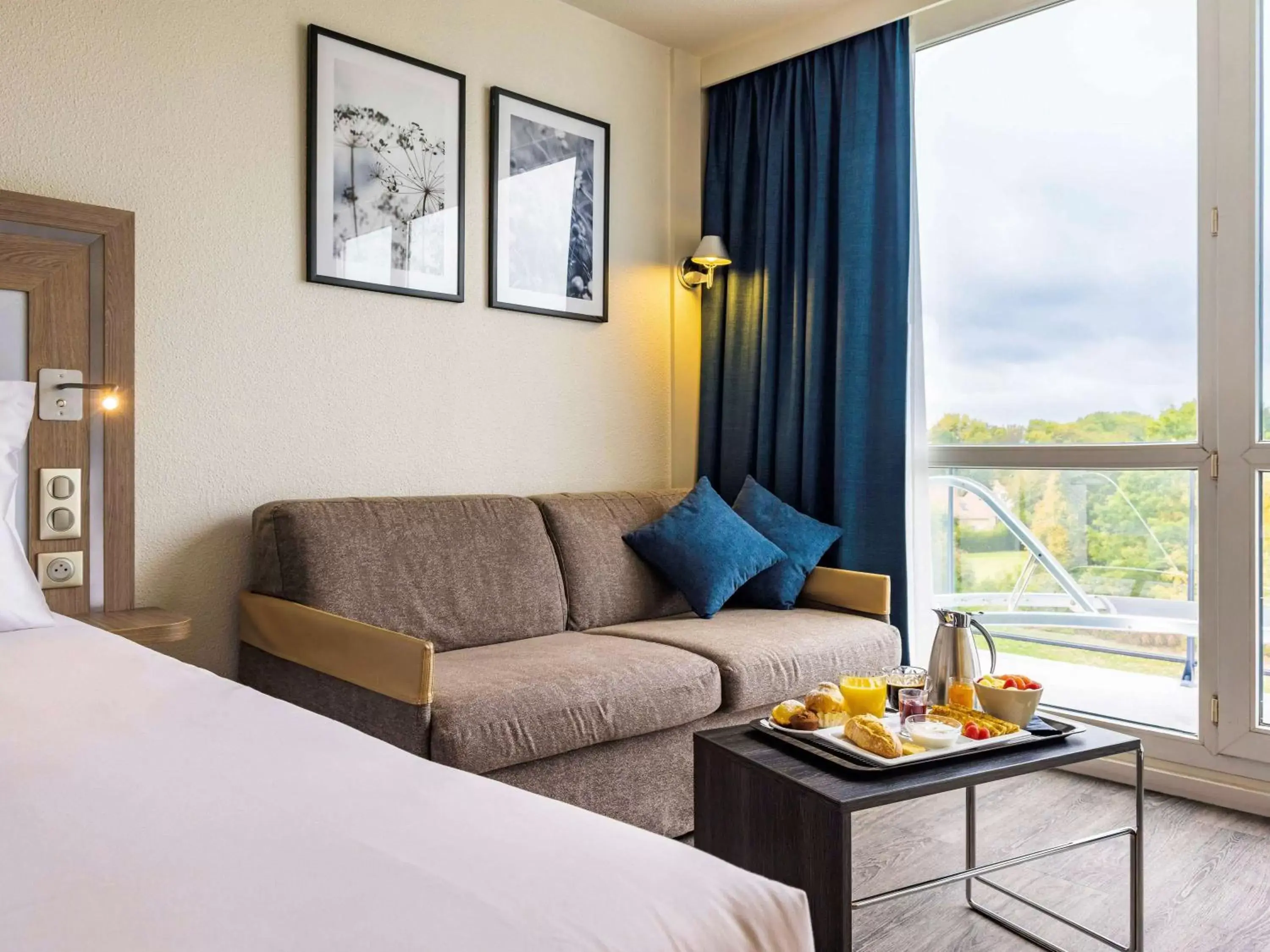 Bedroom, Seating Area in Novotel Senart Golf De Greenparc