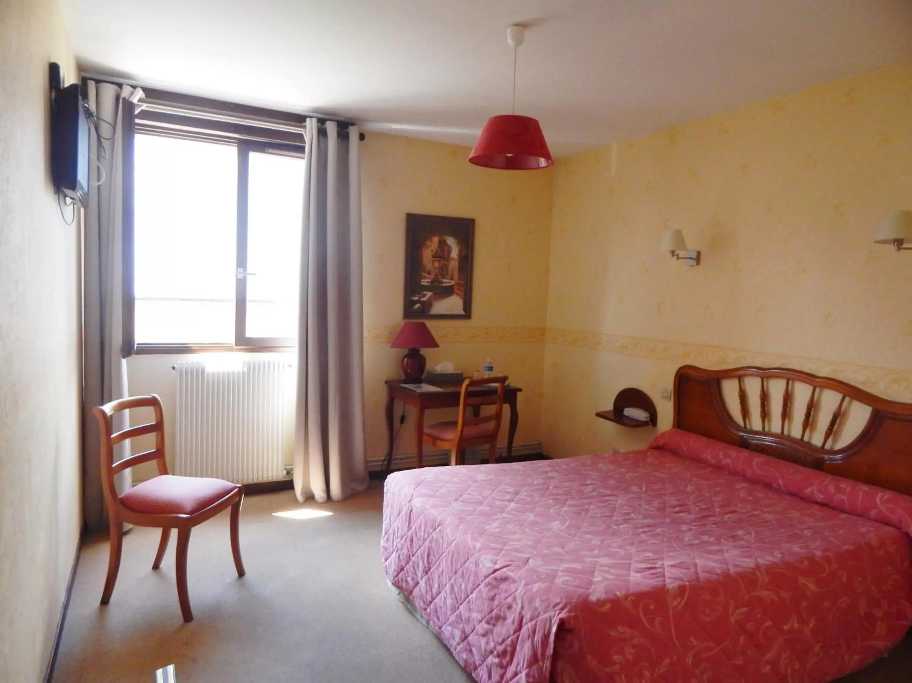 Bathroom, Bed in Hotel Restaurant Le Cygne