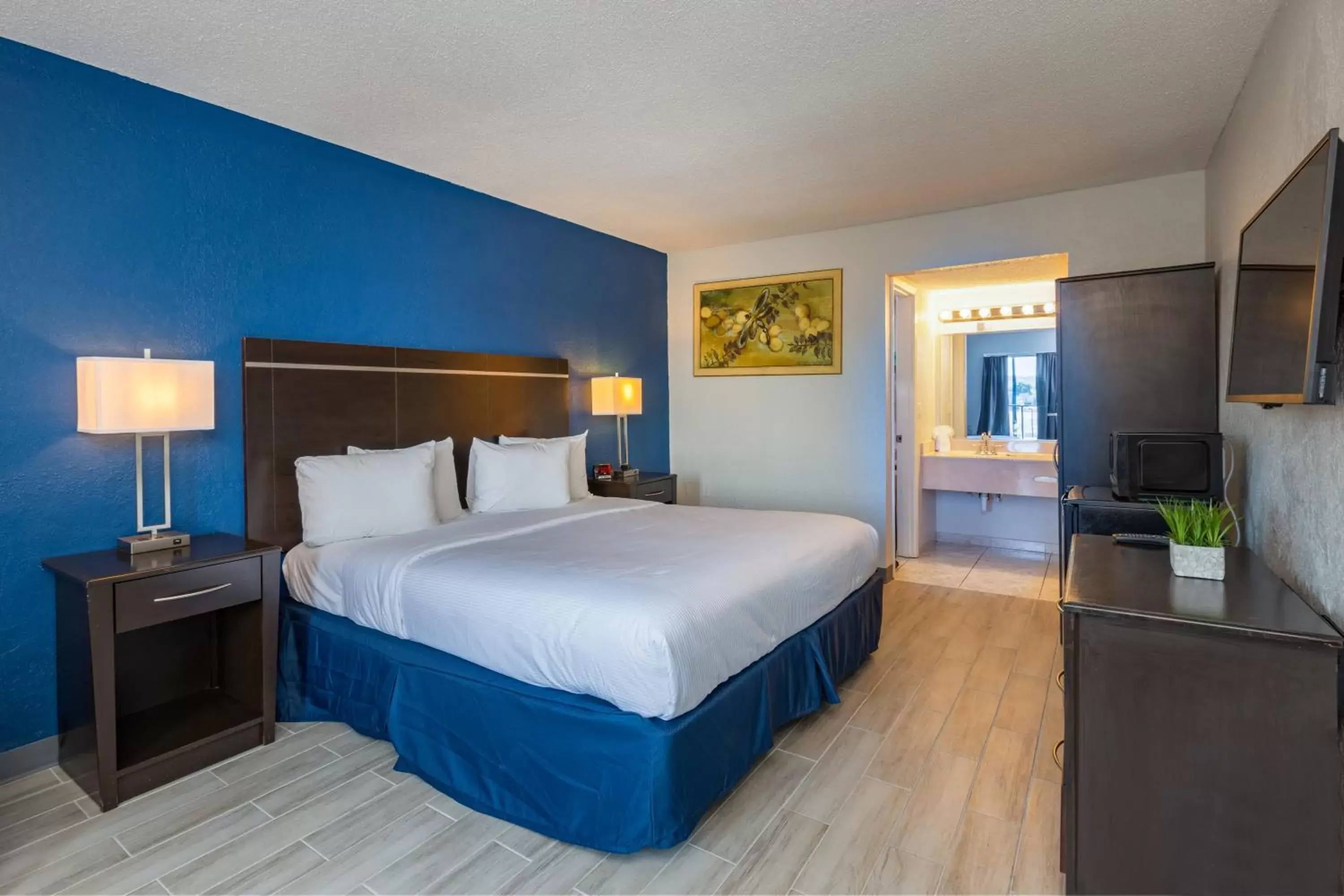 Bedroom, Bed in Baymont by Wyndham Altamonte Springs