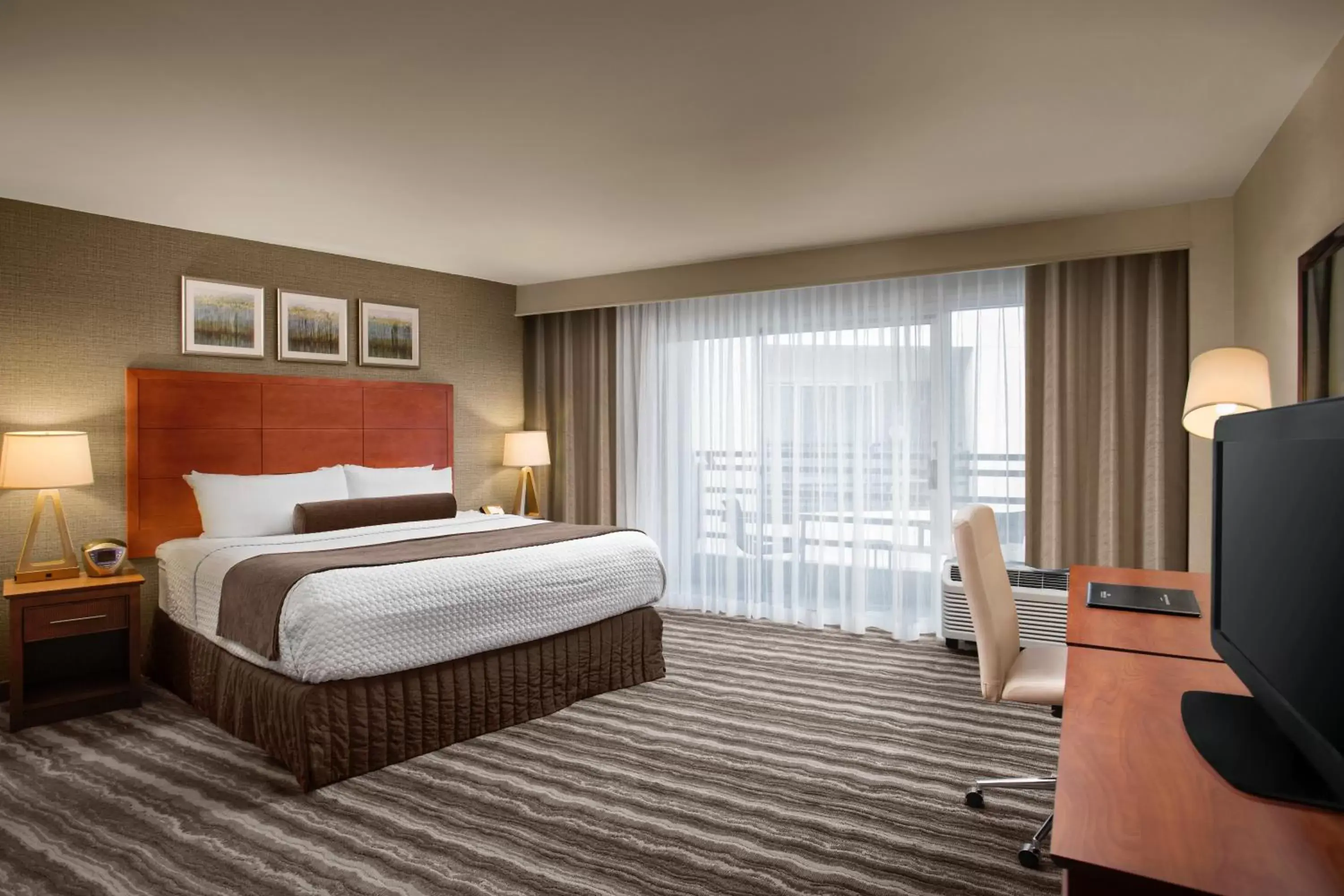 Photo of the whole room, Bed in Crowne Plaza Portland - Lake Oswego, an IHG Hotel