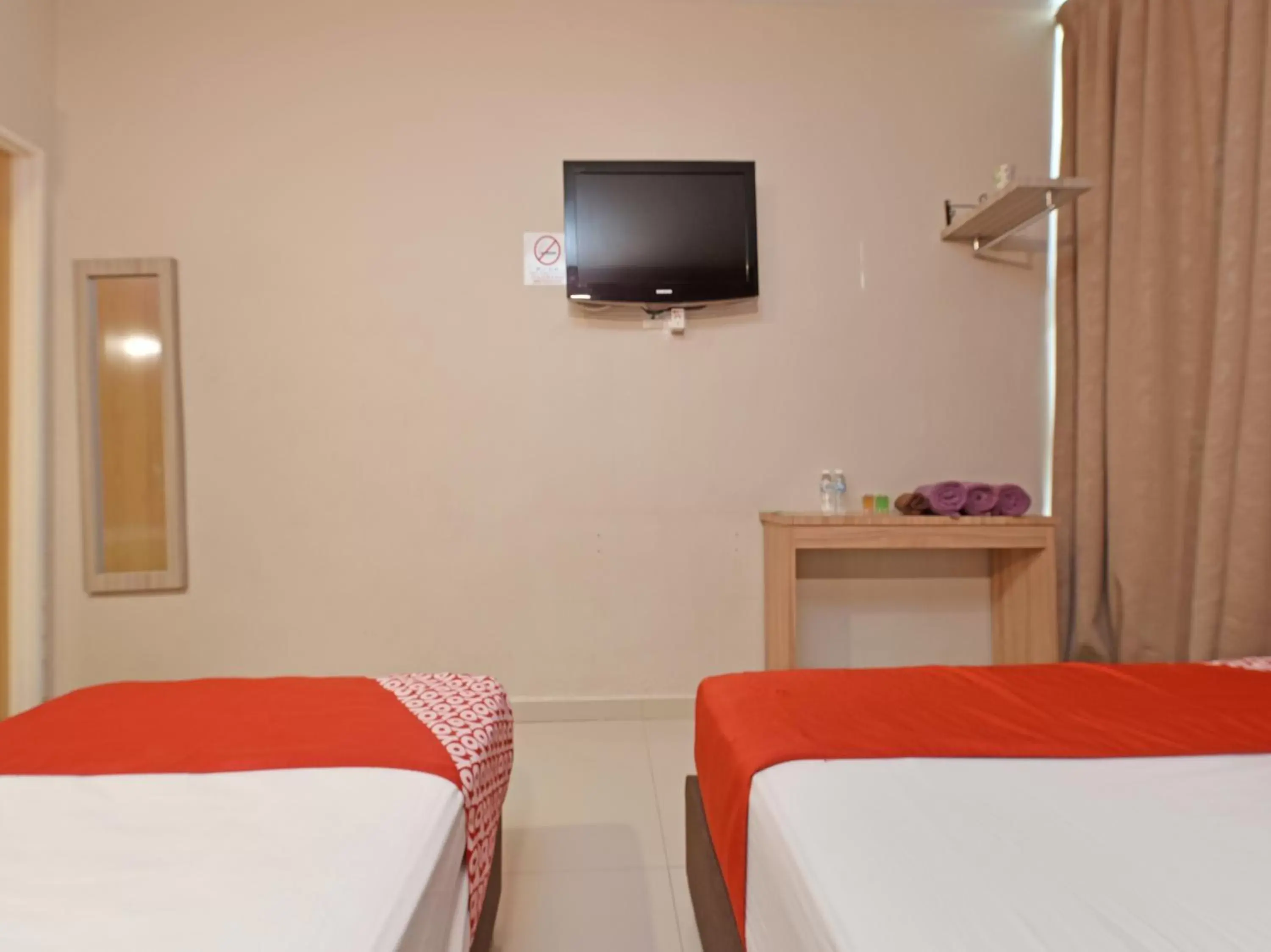 Bedroom, TV/Entertainment Center in Super OYO Capital O 90556 Hotel Cherita Rooms