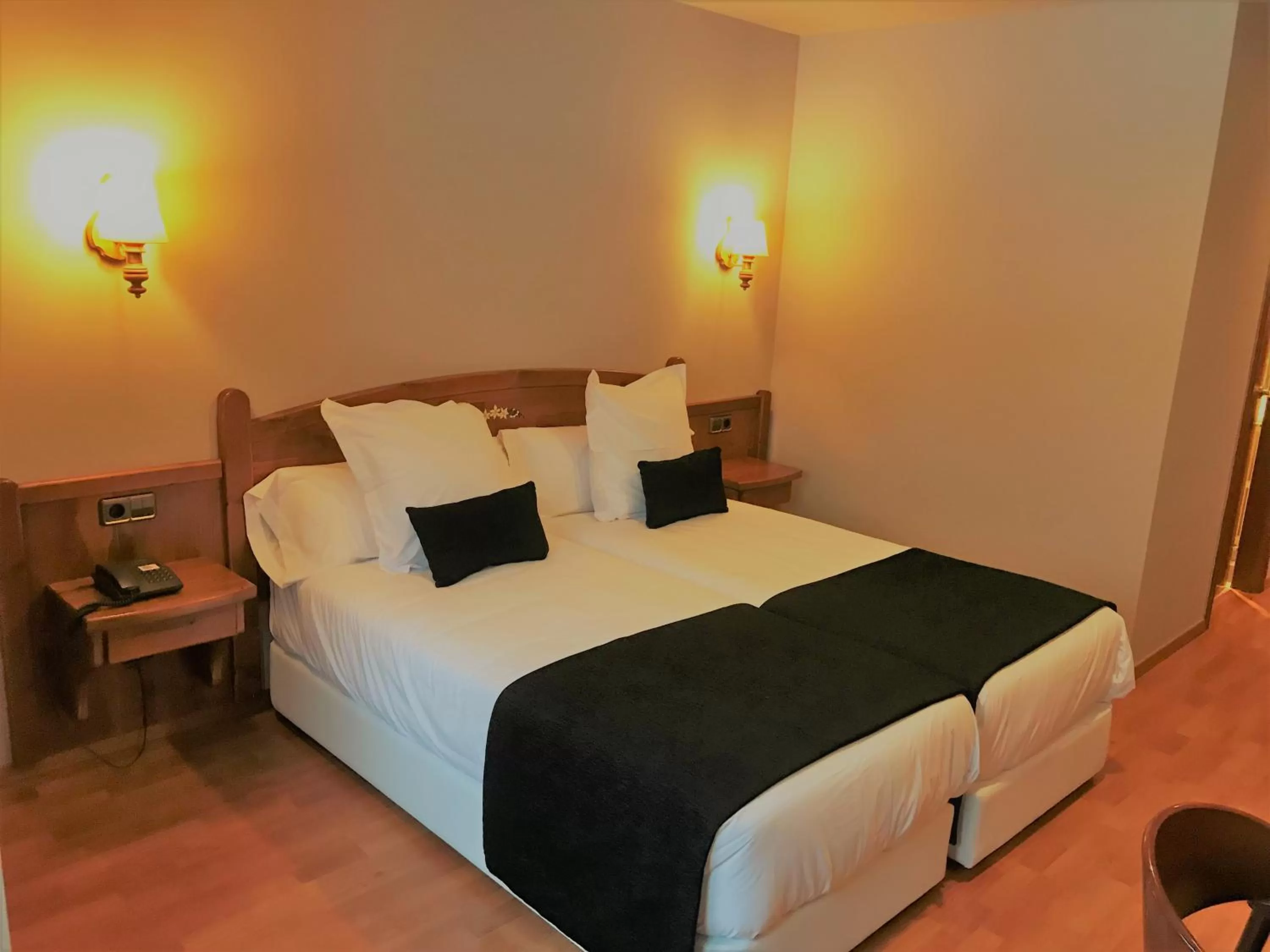 Photo of the whole room, Bed in Hotel & SPA Niunit