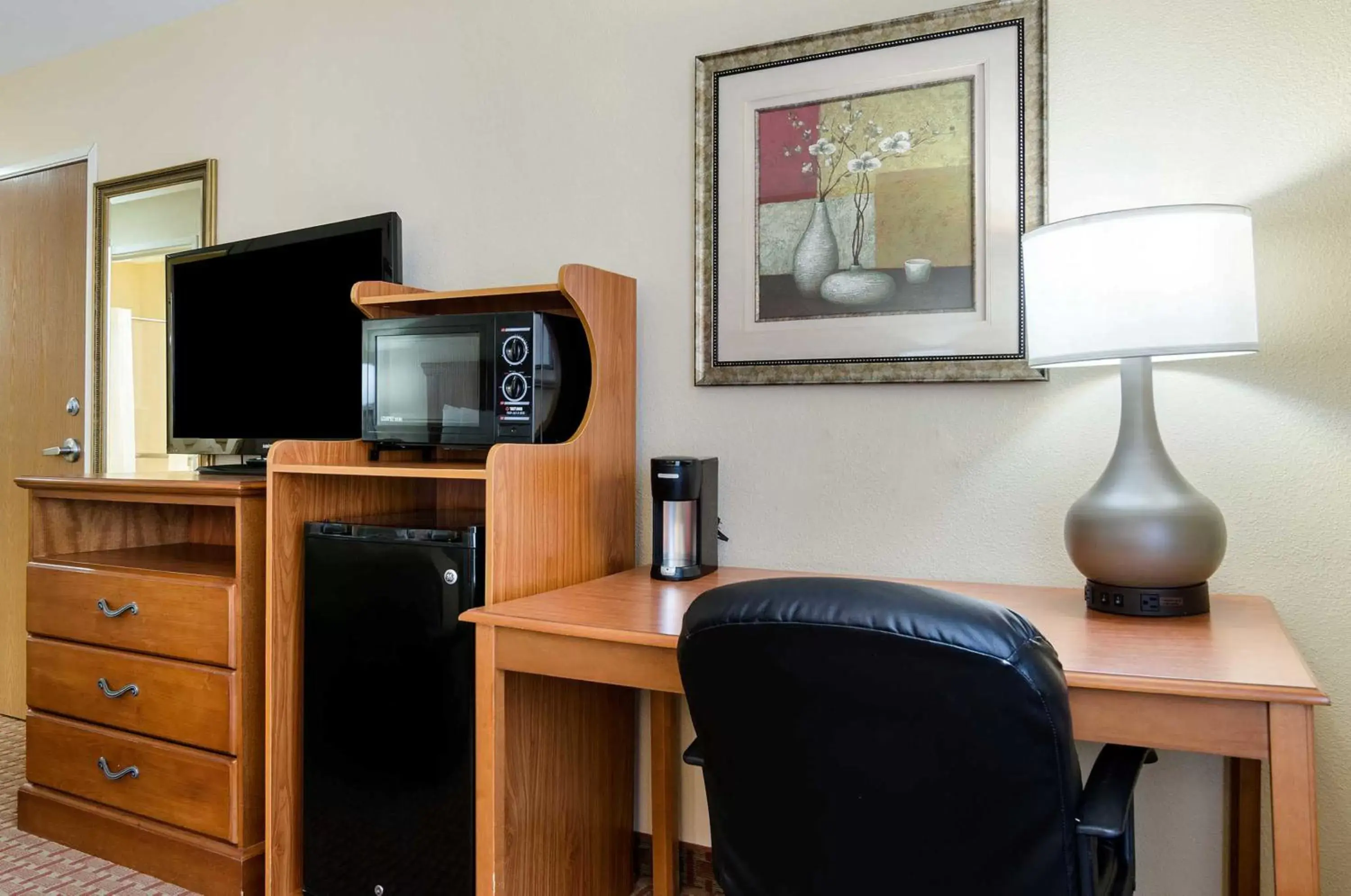 Bedroom, TV/Entertainment Center in Super 8 by Wyndham Great Bend