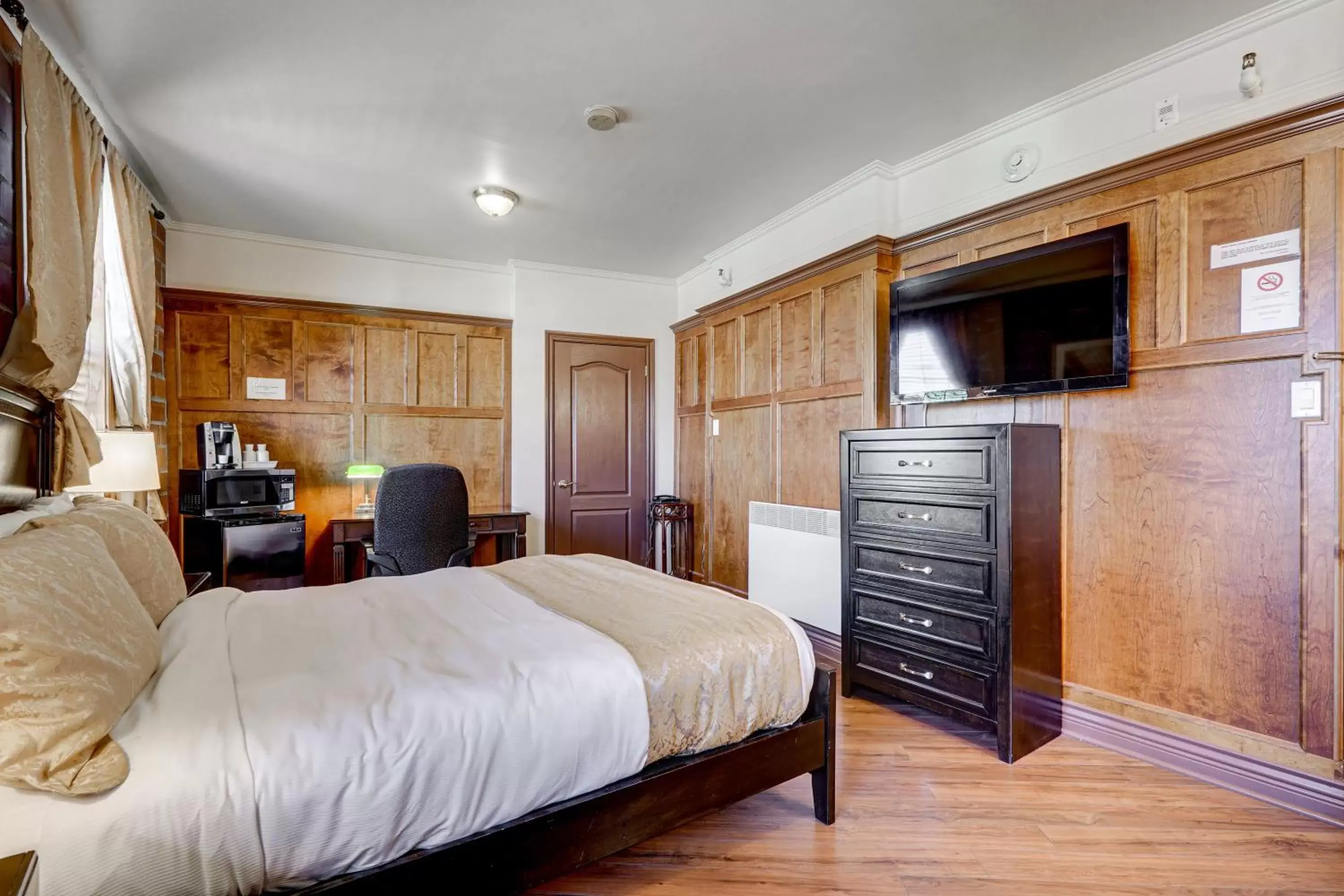 Classic Triple Room in Le Grand Hôtel Classic Triple Room in Le Grand Hôtel