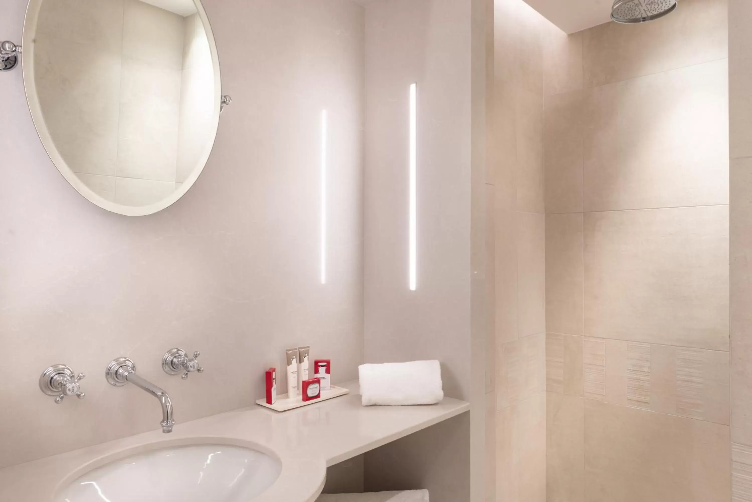 Junior Suite with Balcony in Hotel de Montesquieu Junior Suite with Balcony in Hotel de Montesquieu