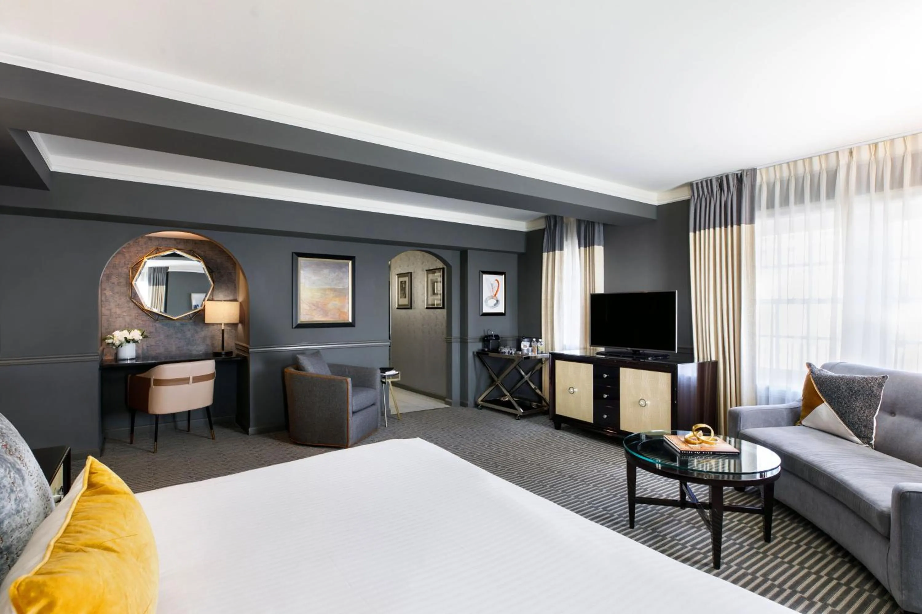 Photo of the whole room, Bed in Ambassador Hotel Tulsa, Autograph Collection