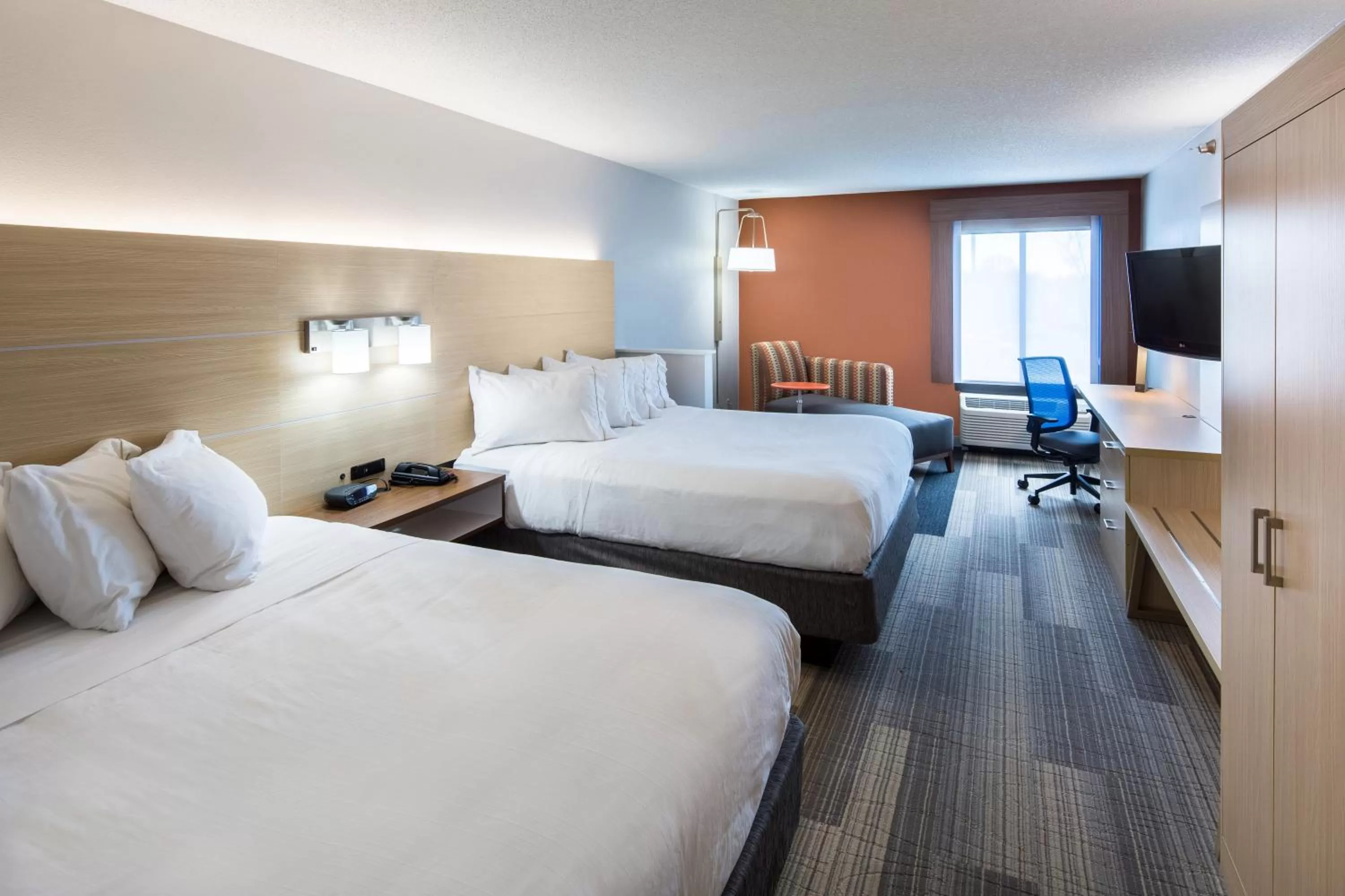 Photo of the whole room, Bed in Holiday Inn Express Cedar Rapids - Collins Road by IHG