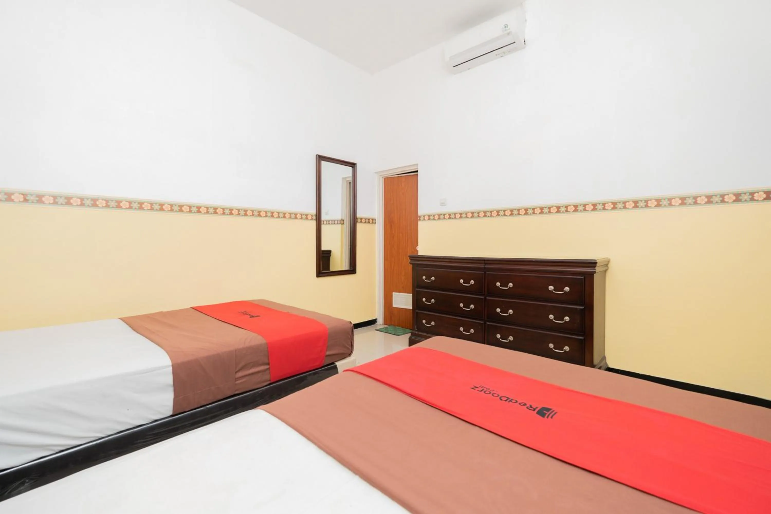 Standard Twin Room in RedDoorz near Taman Krida Budaya Malang
