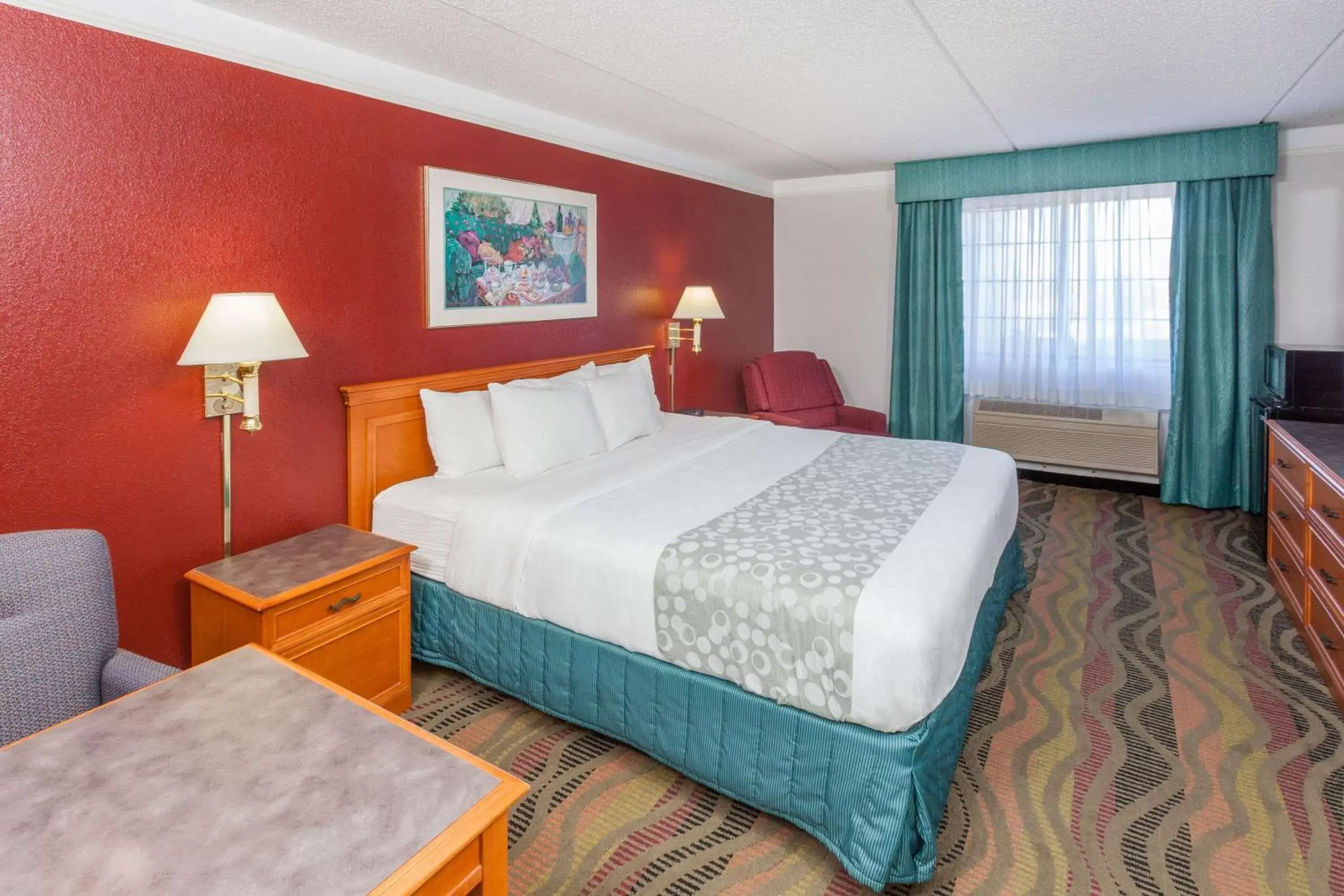 Photo of the whole room, Bed in Days Inn & Suites by Wyndham Arlington Heights