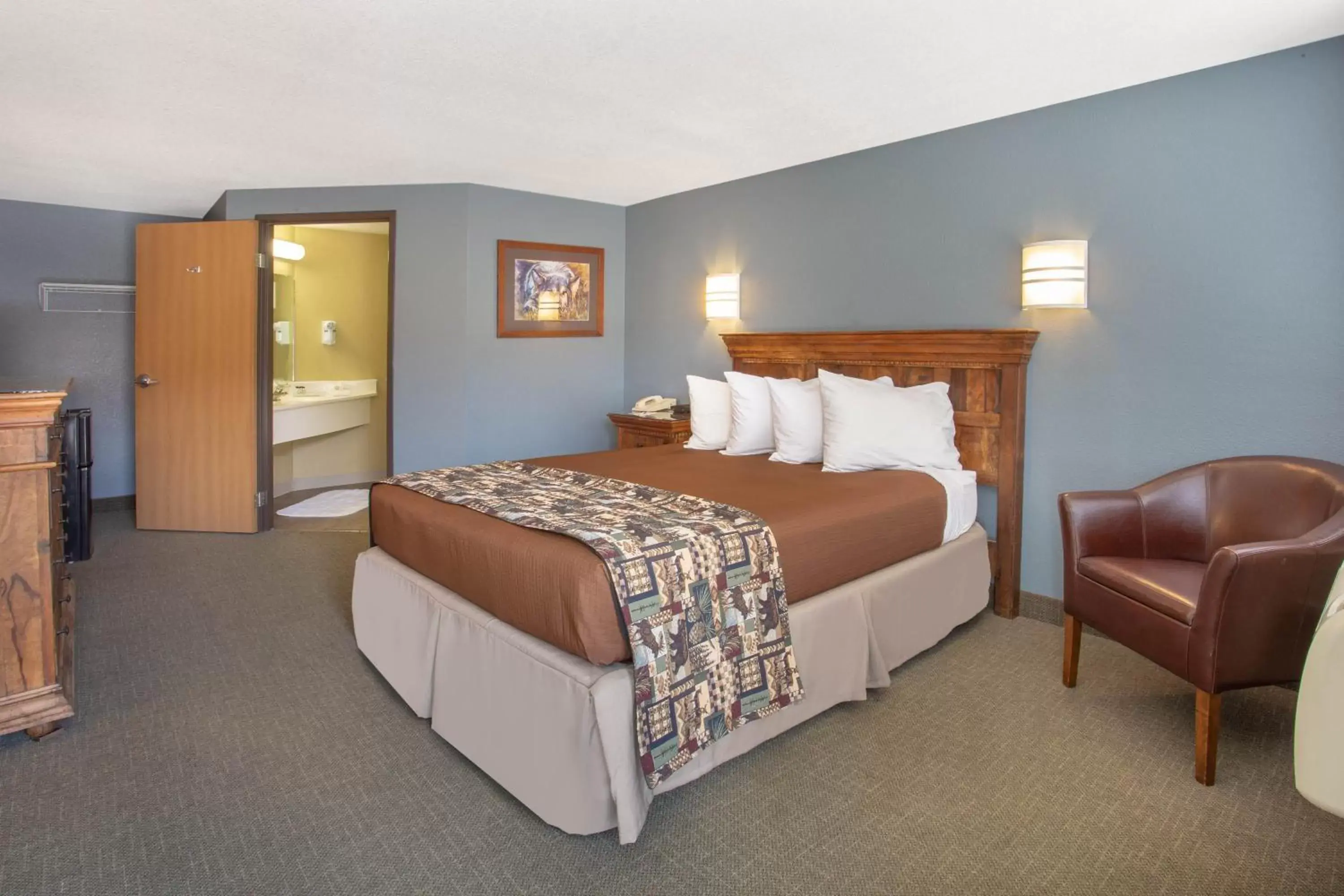 Photo of the whole room, Bed in Travelodge by Wyndham Gardiner Yellowstone Park North Entr