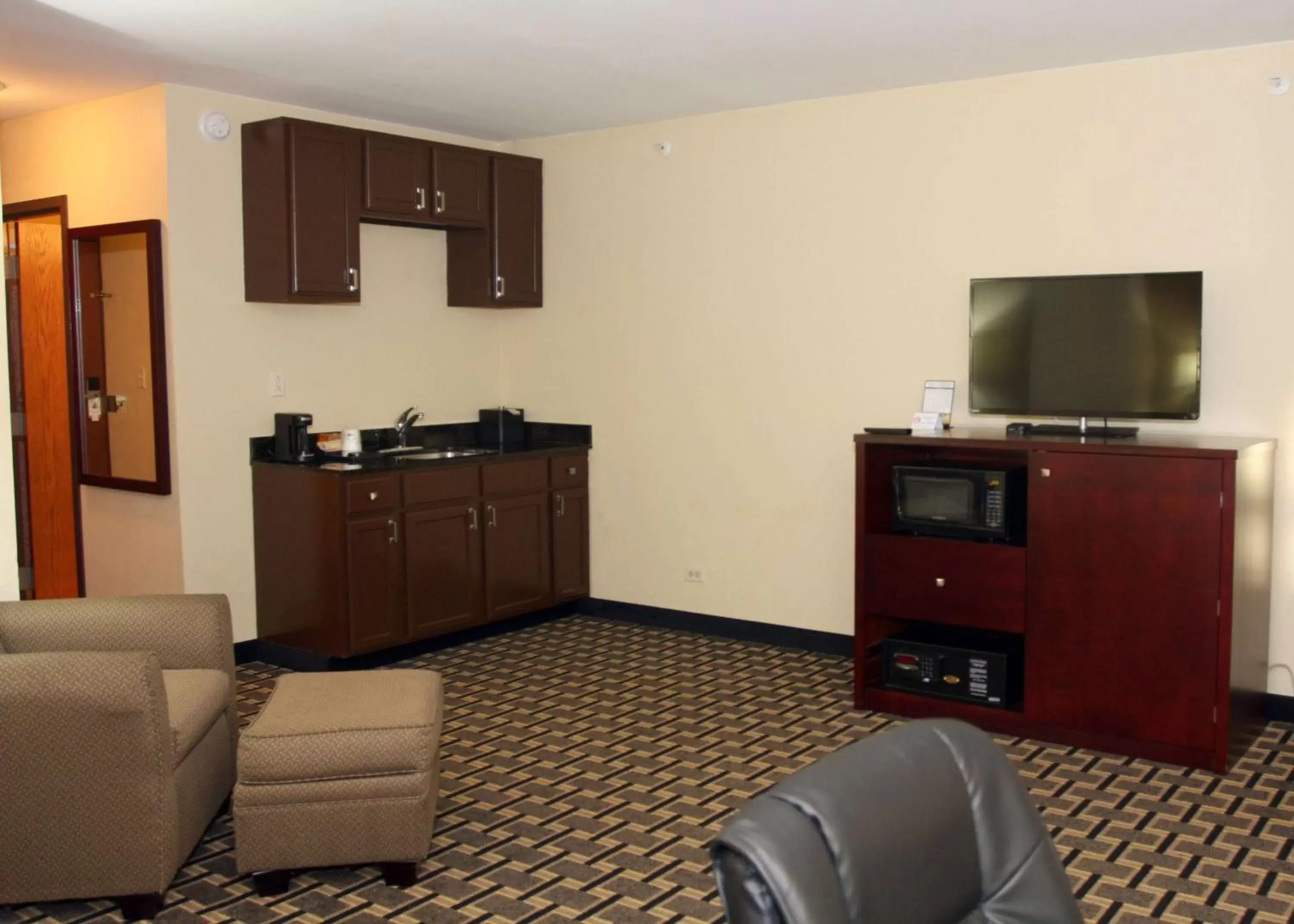 Photo of the whole room, TV/Entertainment Center in Best Western Woodstock Inn