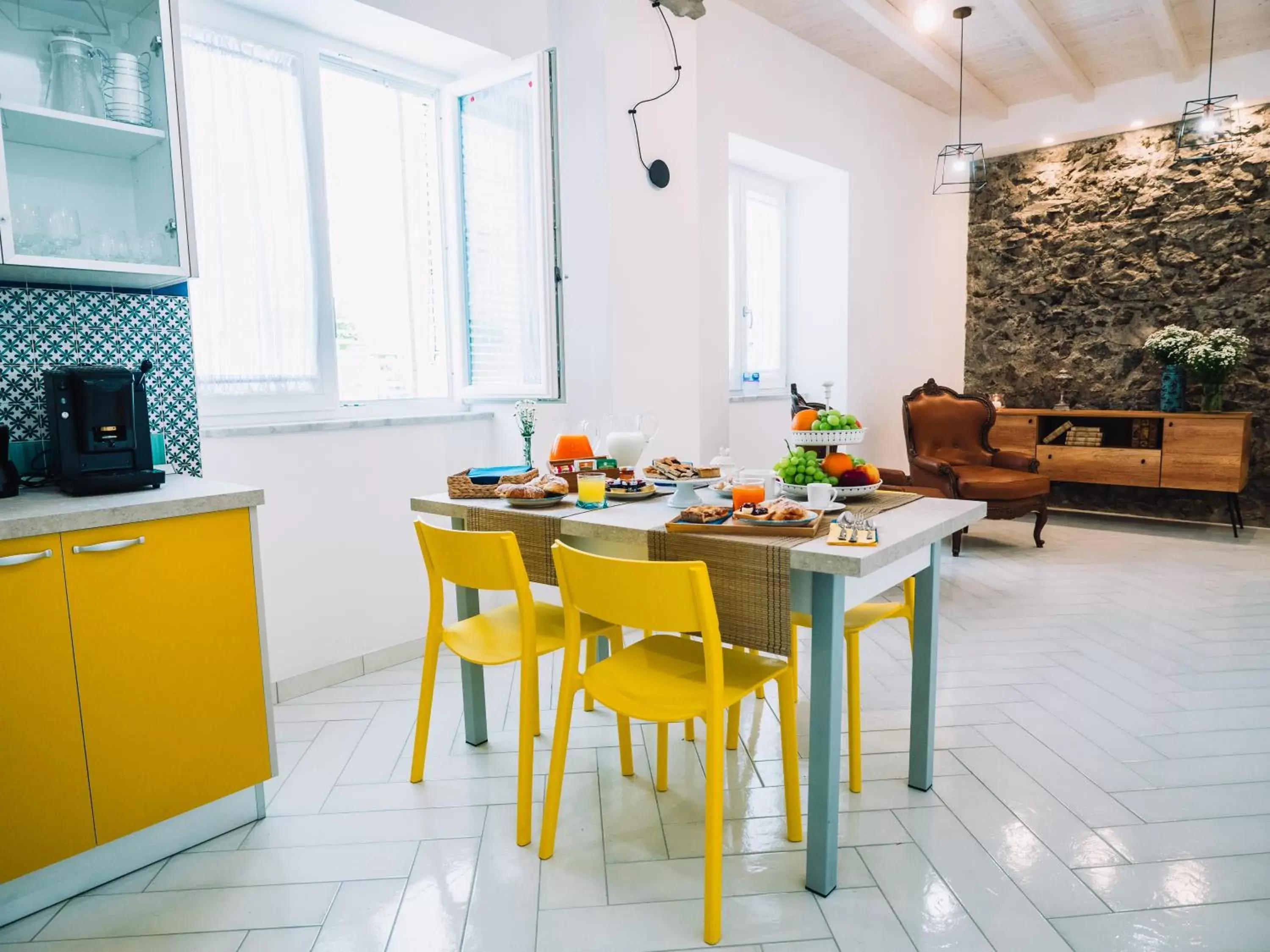 Communal kitchen in Sweet Country Home - Casa LuMePa