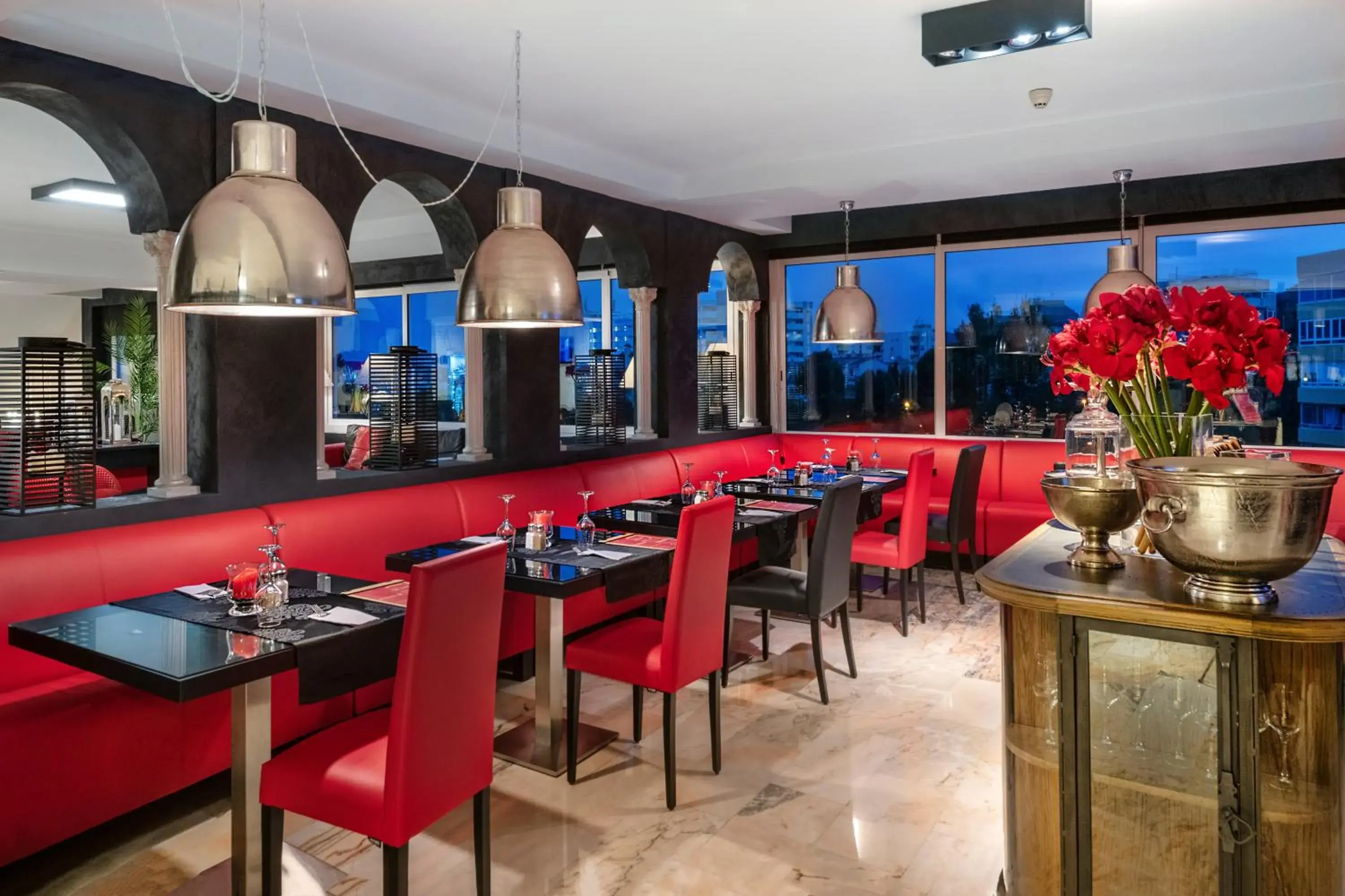 Restaurant/Places to Eat in Salles Hotels Marina Portals