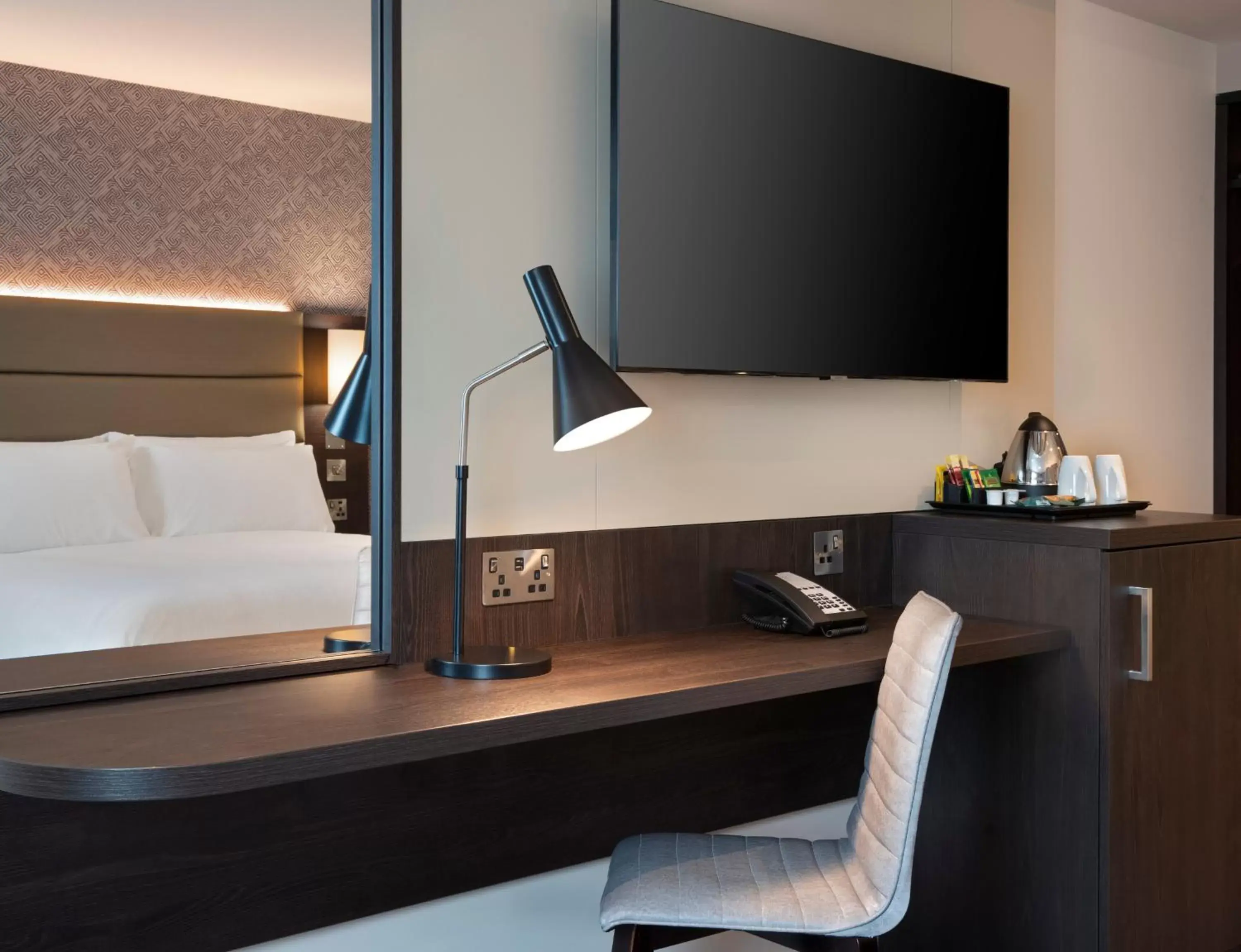 Bedroom, TV/Entertainment Center in Leonardo Hotel Chester