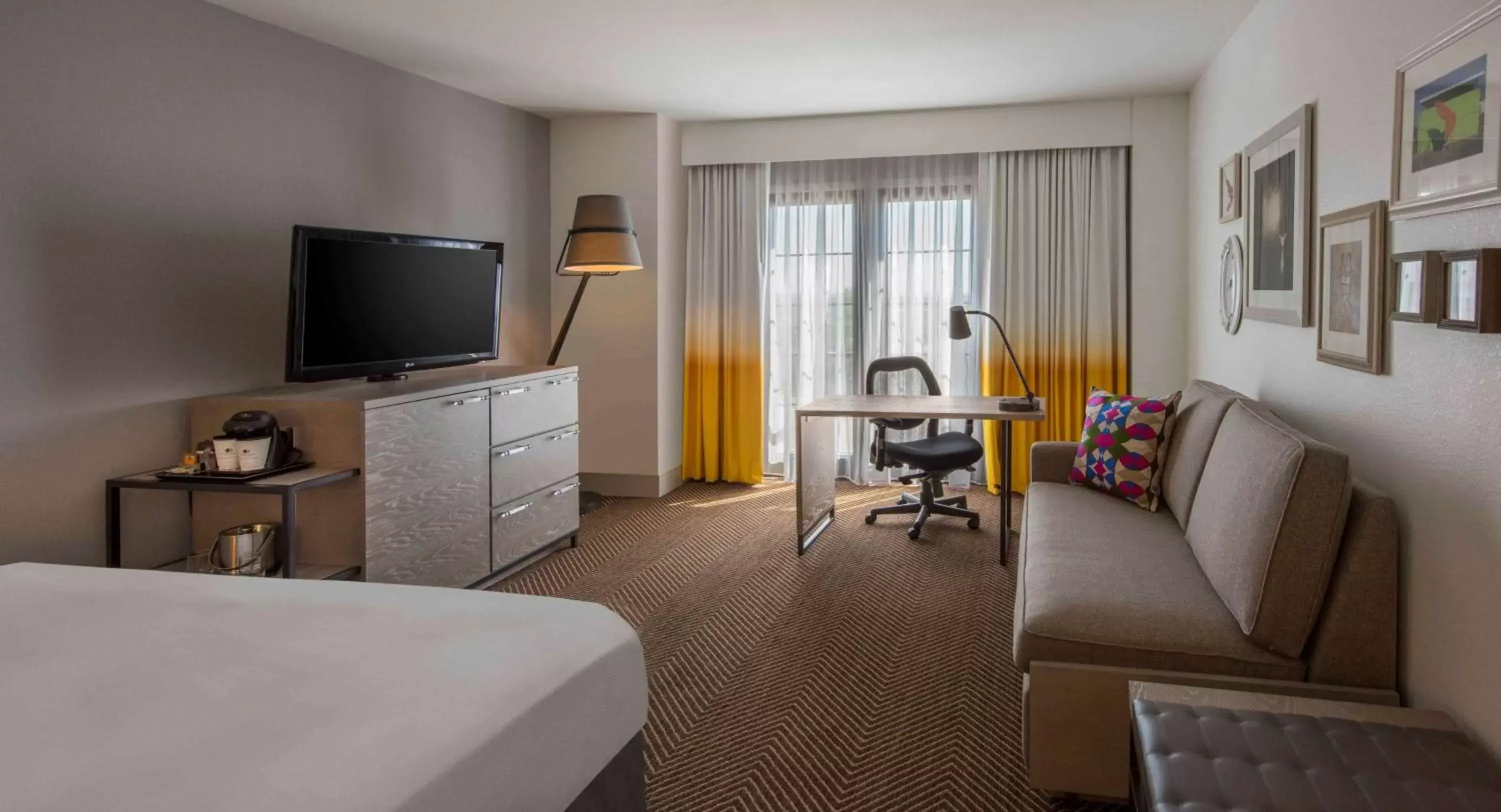 Bedroom, TV/Entertainment Center in DoubleTree by Hilton Austin