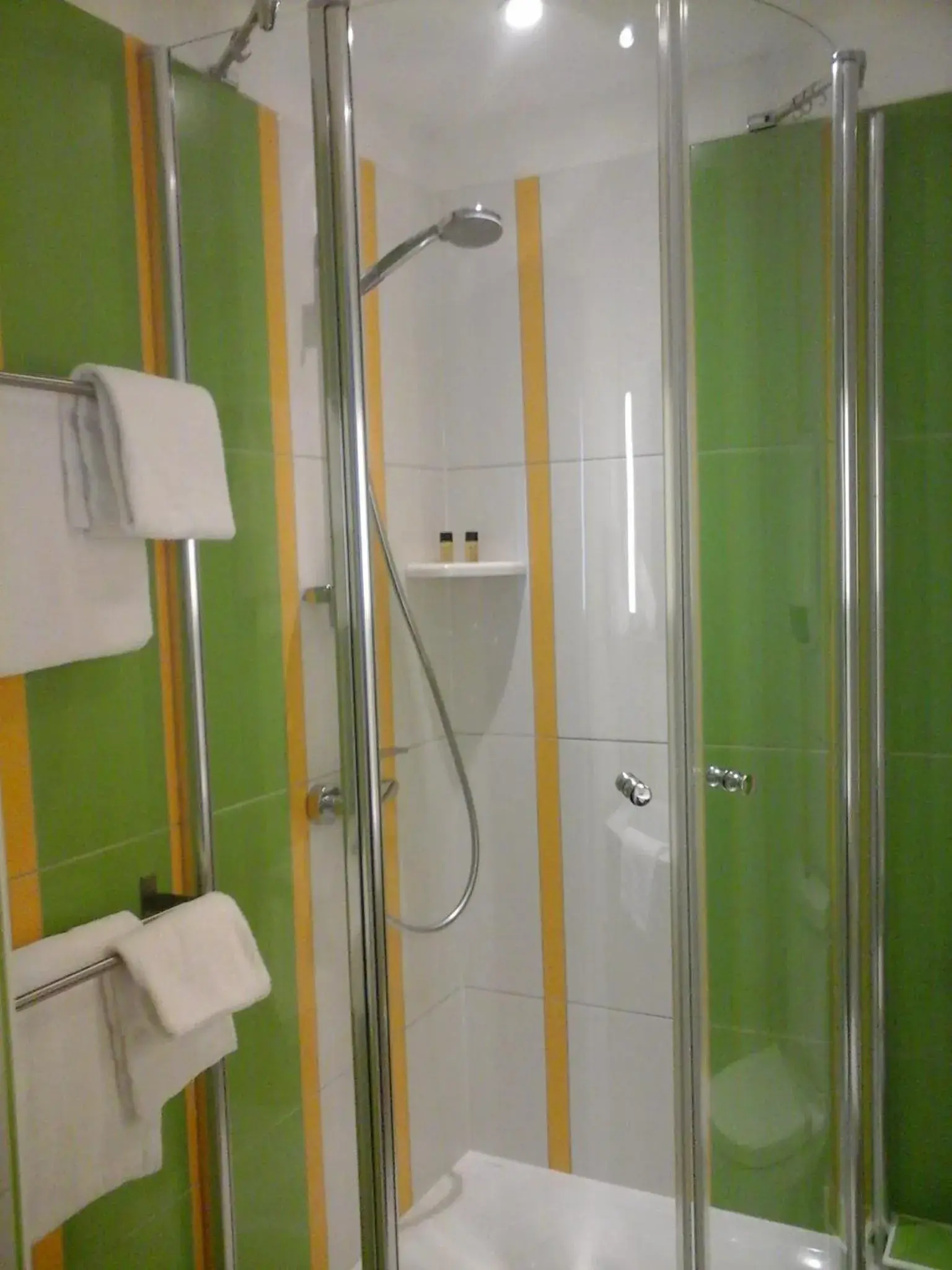 Shower, Bathroom in Hôtel Carmin