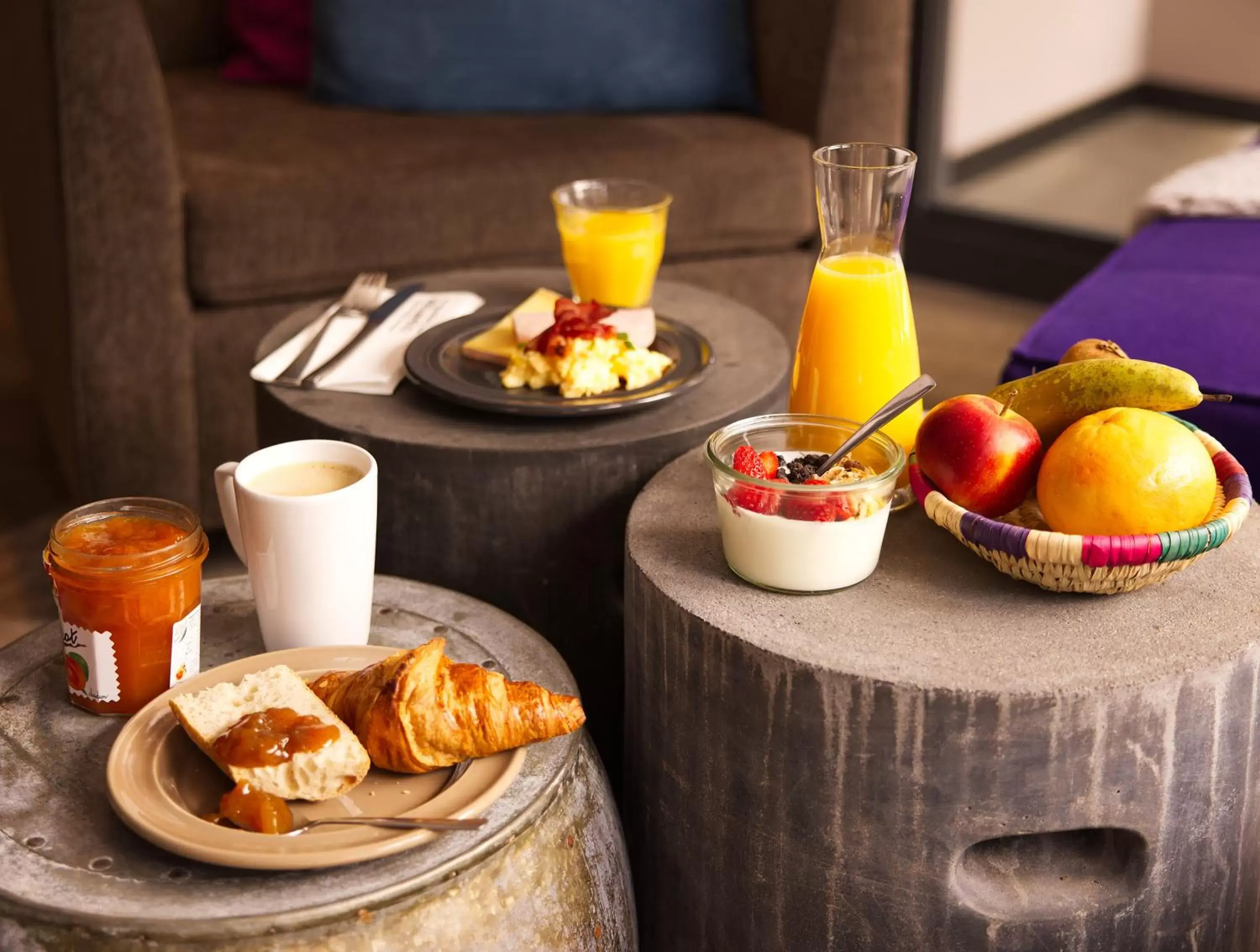 Lounge or bar, Breakfast in Campanile Nancy Centre - Gare