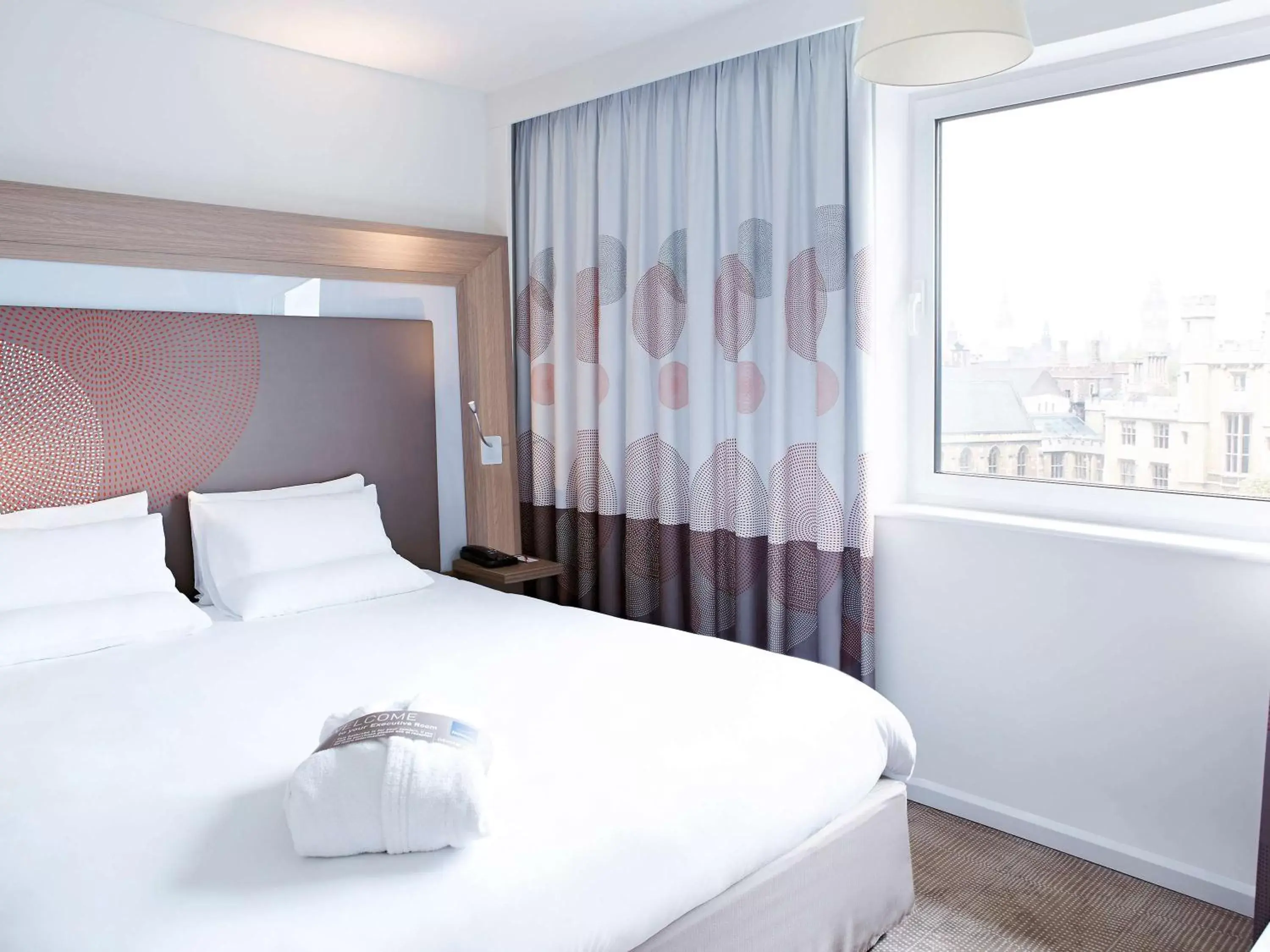 Photo of the whole room, Bed in Novotel London Waterloo