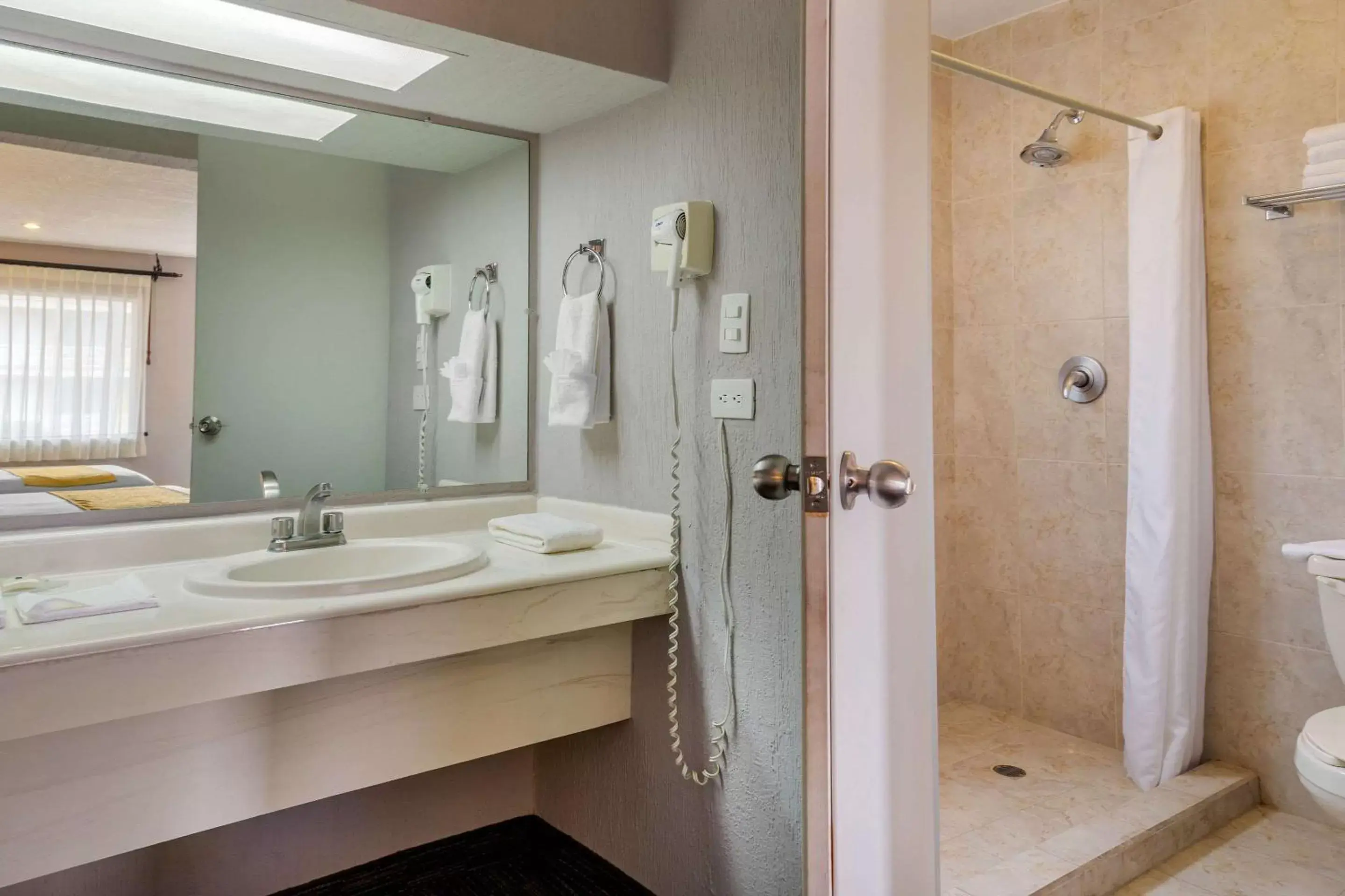 Shower, Bathroom in Quality Inn Piedras Negras