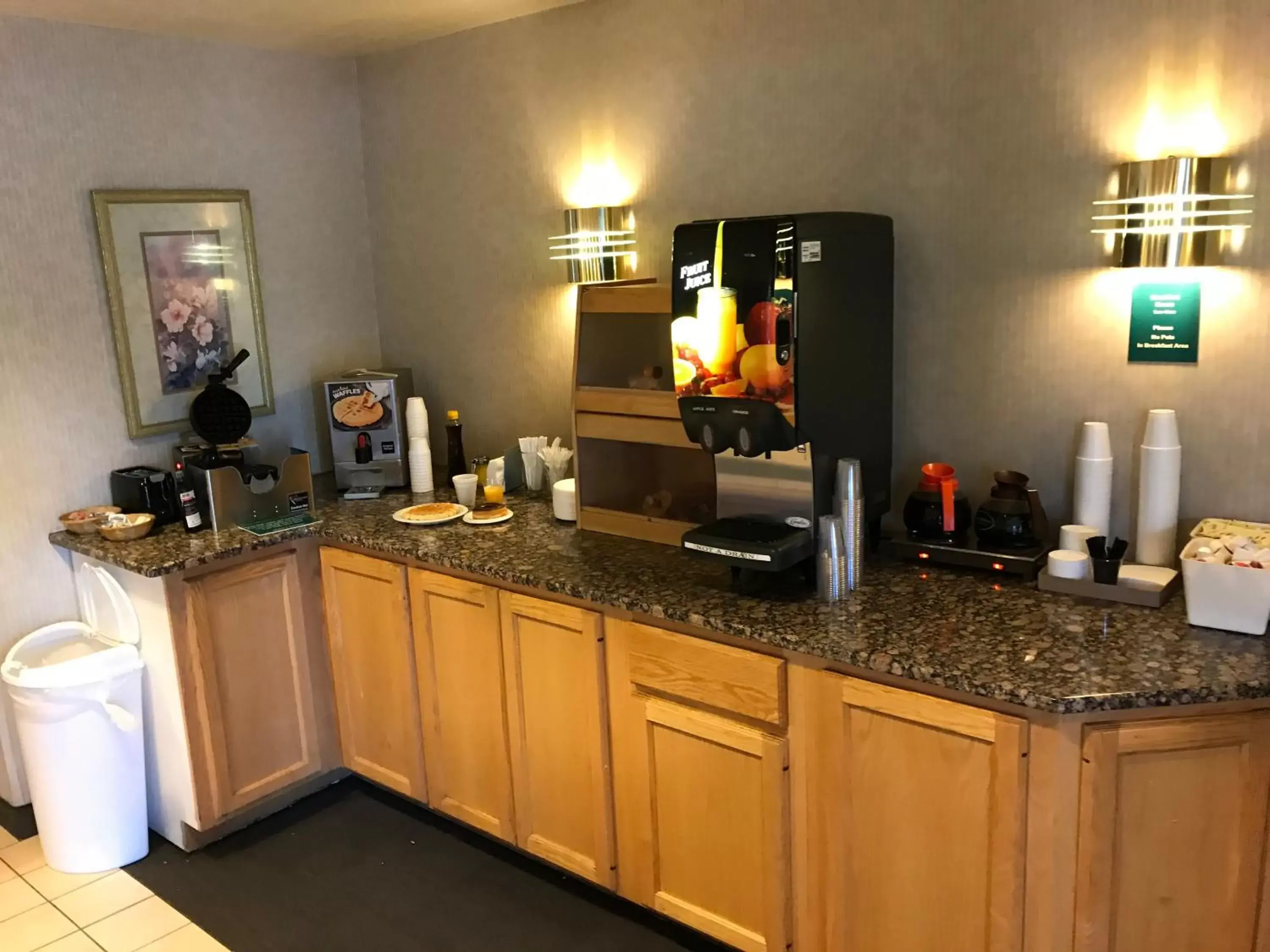 Kitchen/Kitchenette in Americas Best Value Inn Cedar City