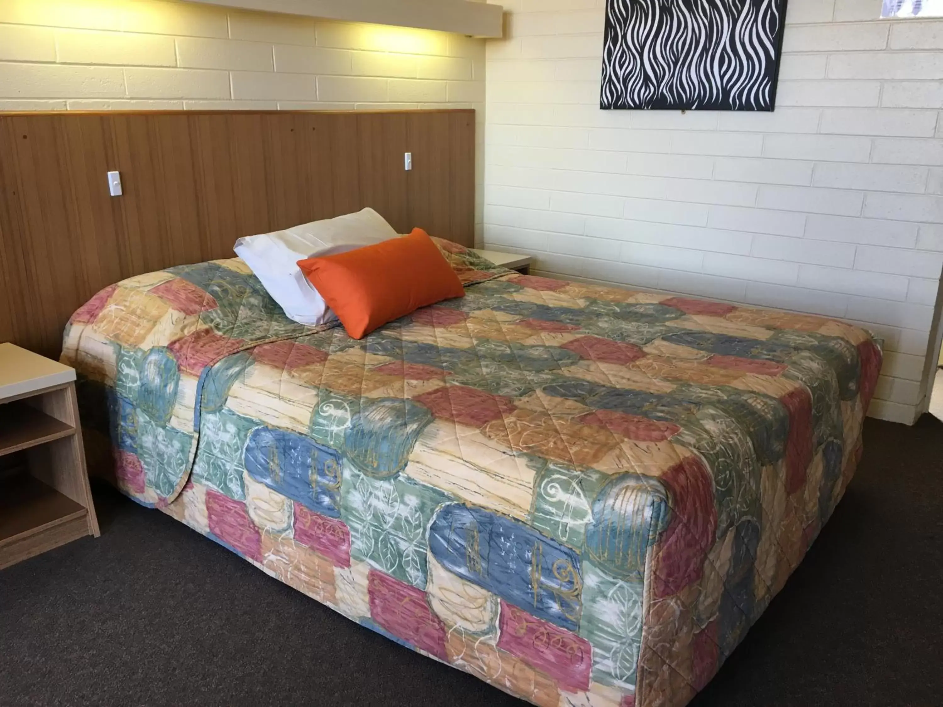 Shower, Bed in Opal Inn Hotel, Motel, Caravan Park