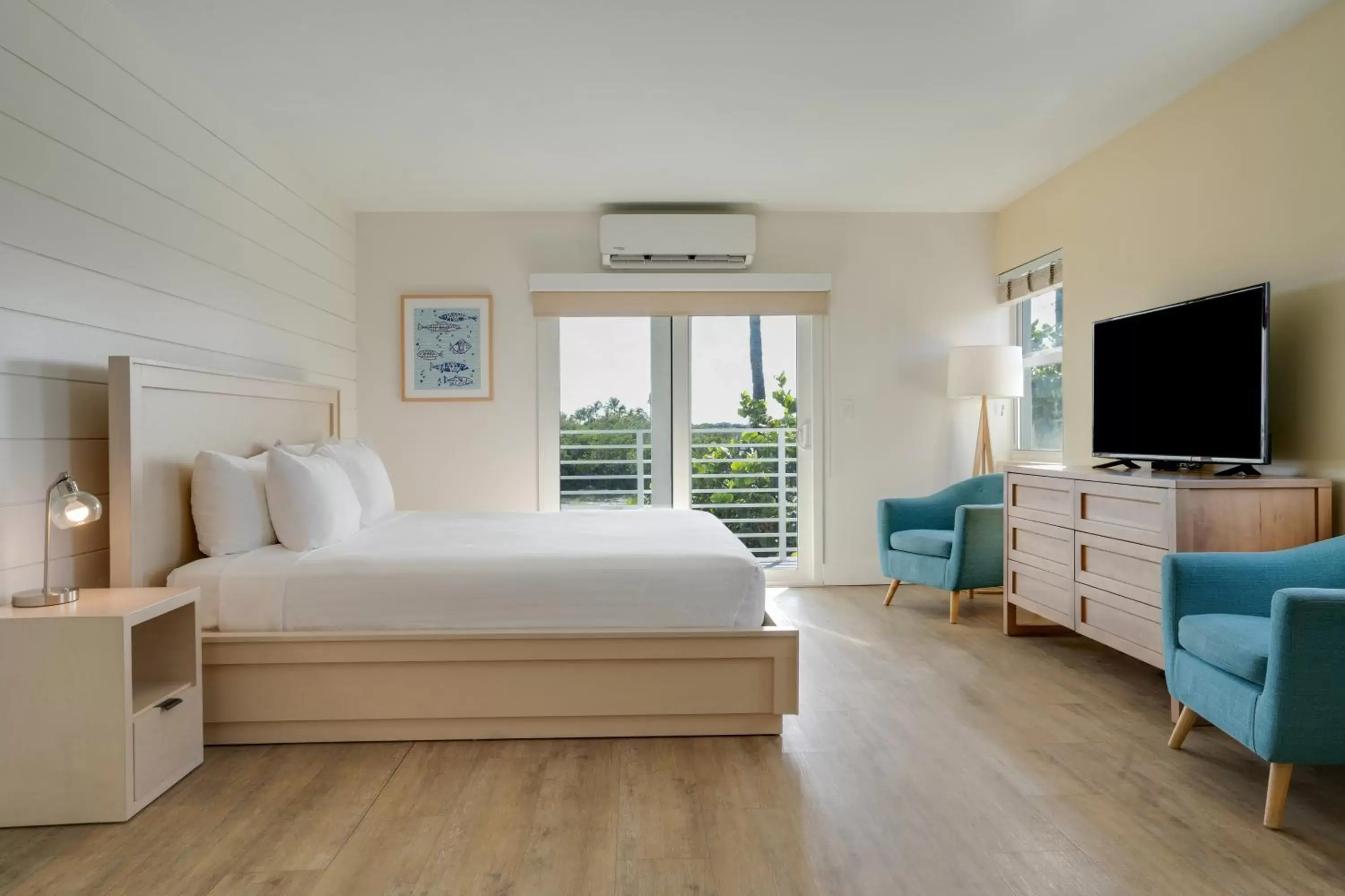 Bed in Fisher Inn Resort & Marina