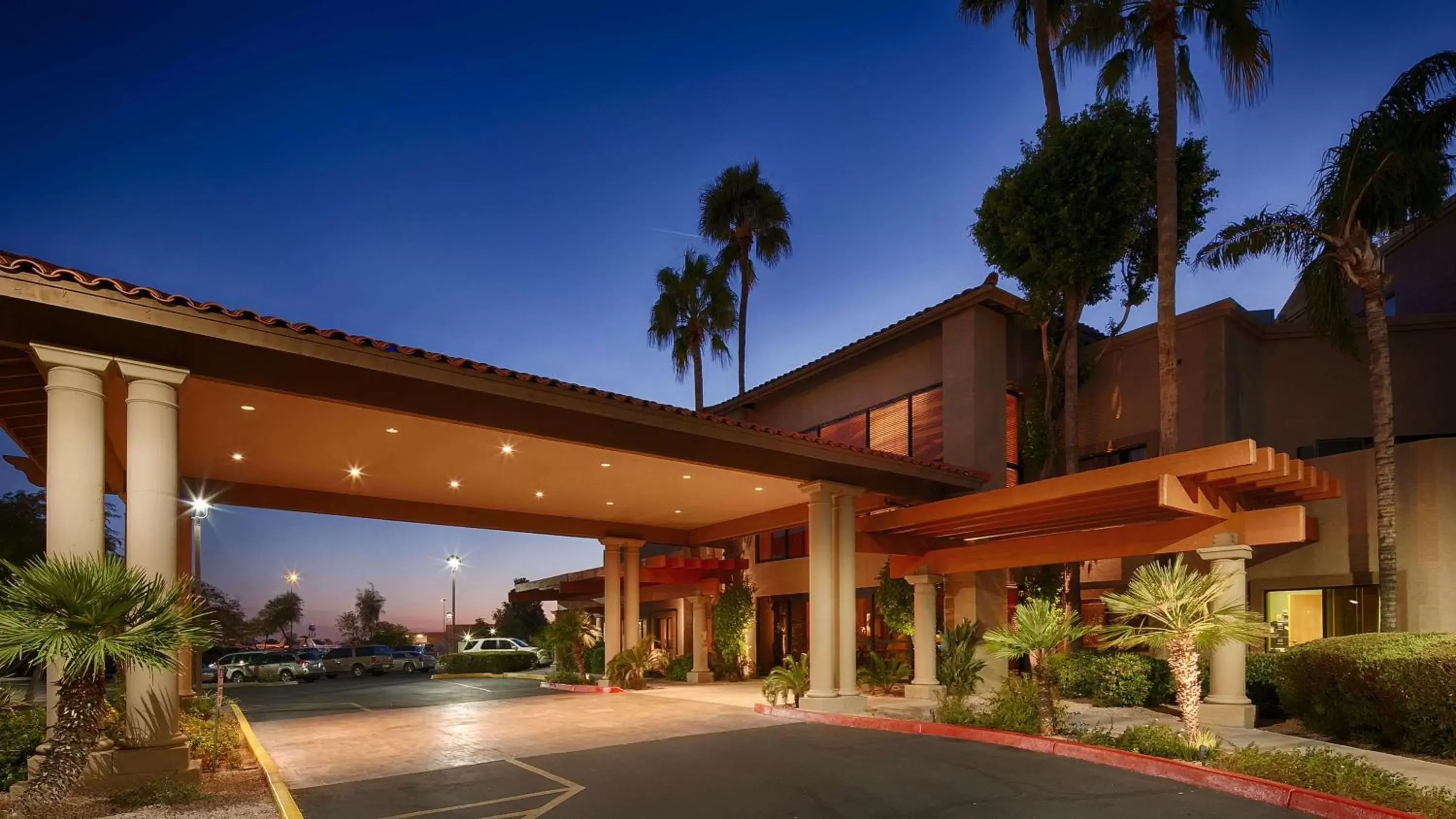 Property building in Best Western Plus Scottsdale Thunderbird Suites