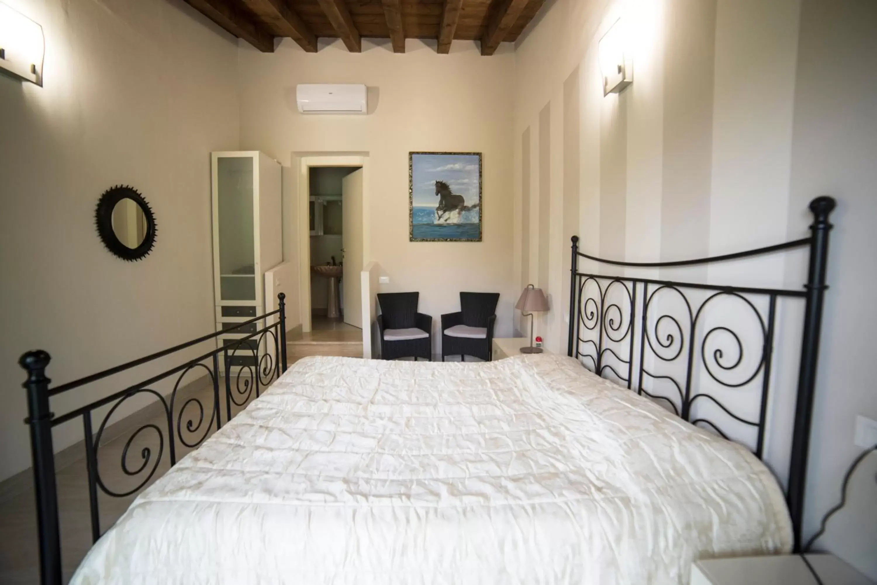 Photo of the whole room, Bed in Villa Franca in Franciacorta