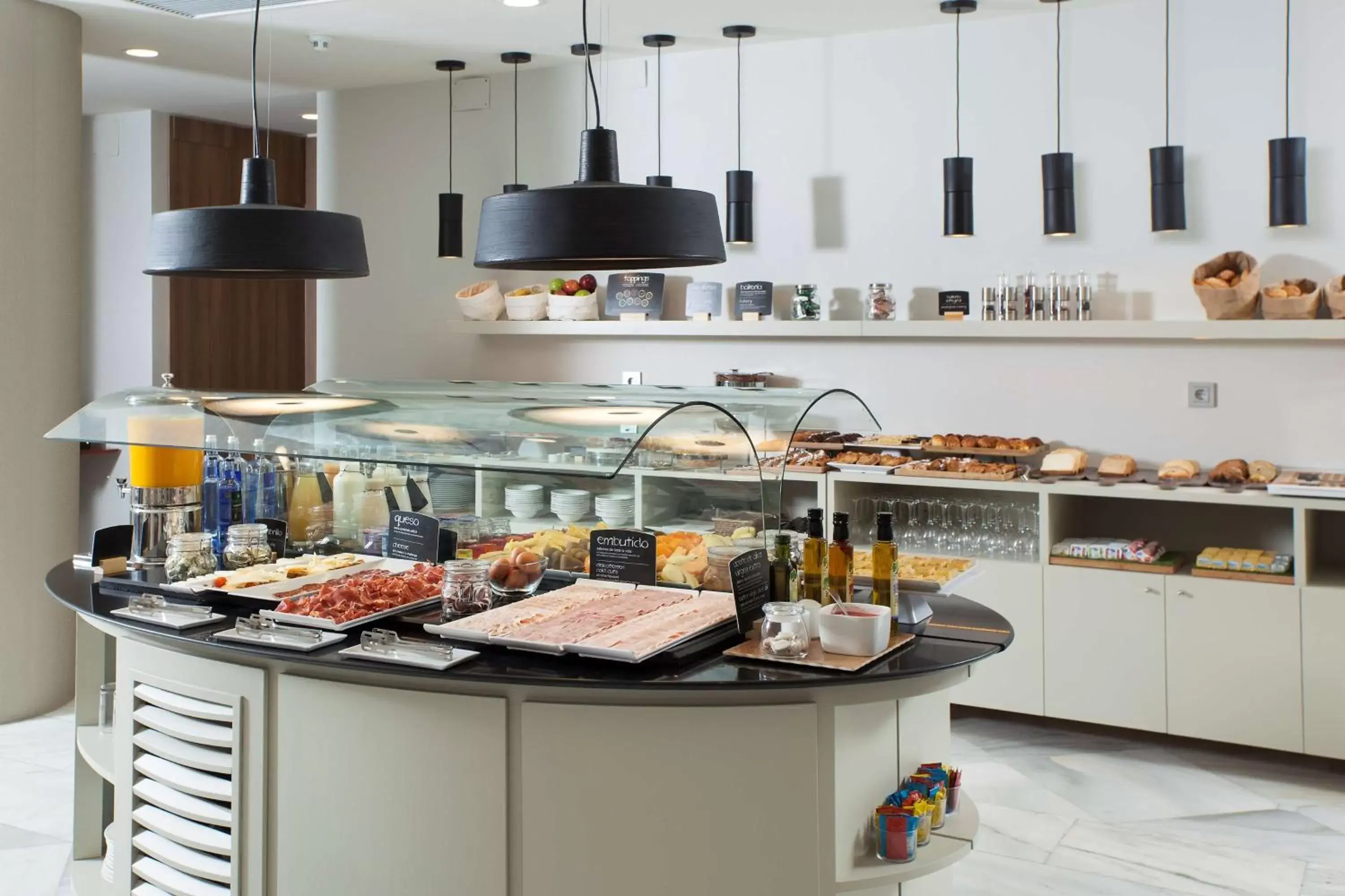 Restaurant/places to eat, Kitchen/Kitchenette in NH Barajas Airport