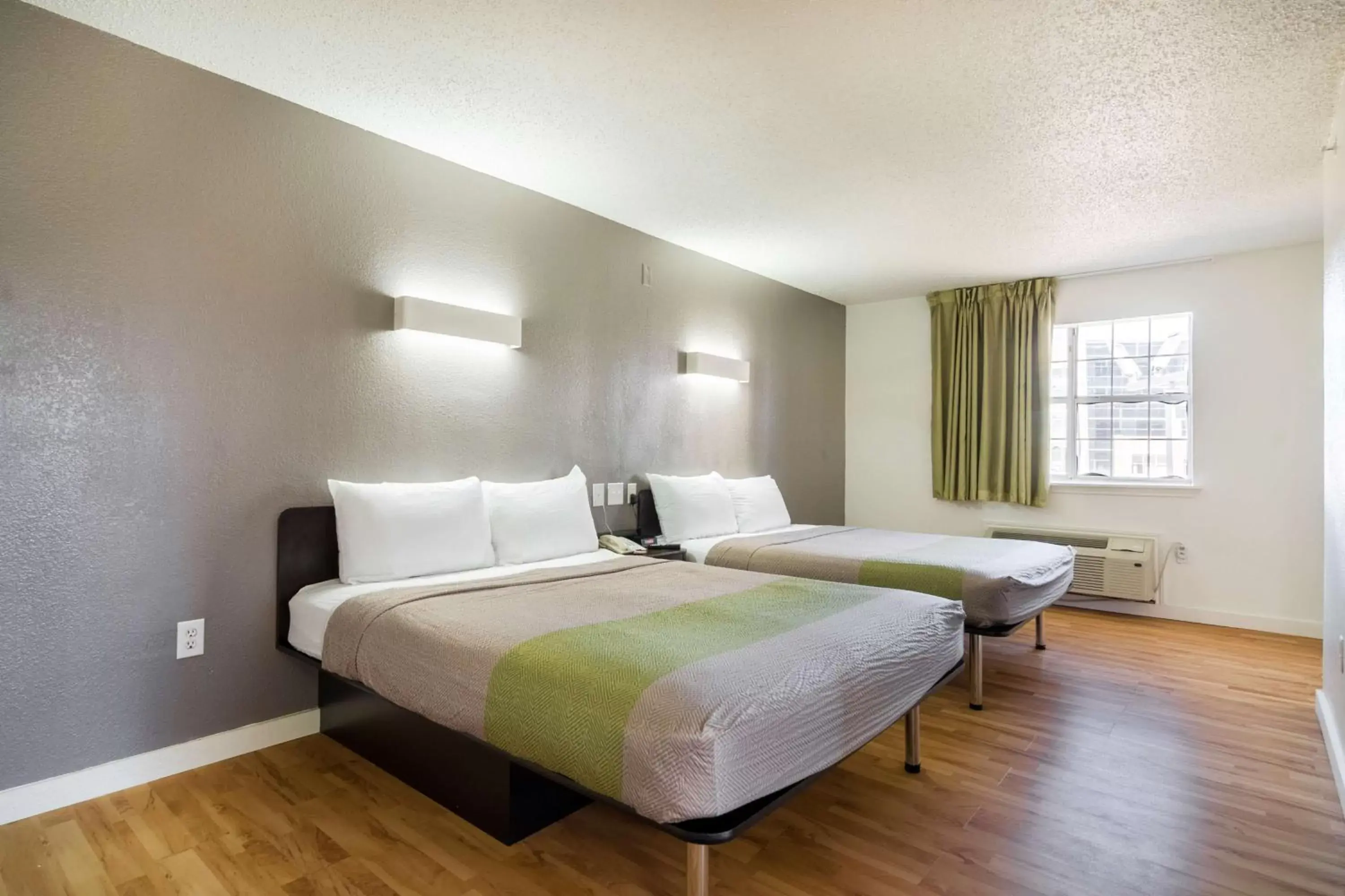 Photo of the whole room, Bed in Studio 6-Plano, TX - Dallas - Plano Medical Center