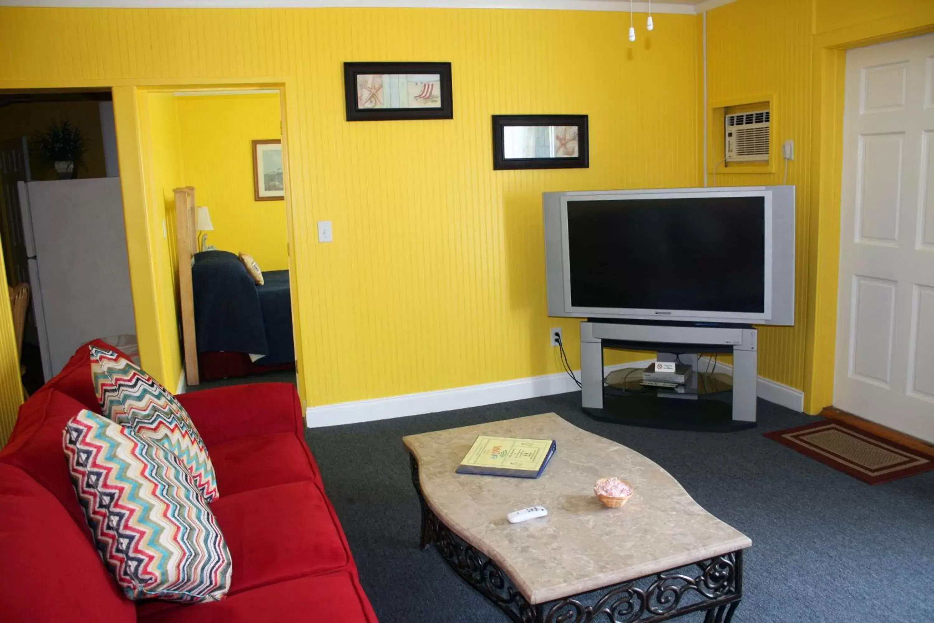 Living room, Lounge/Bar in Barefoot Bay Resort Motel