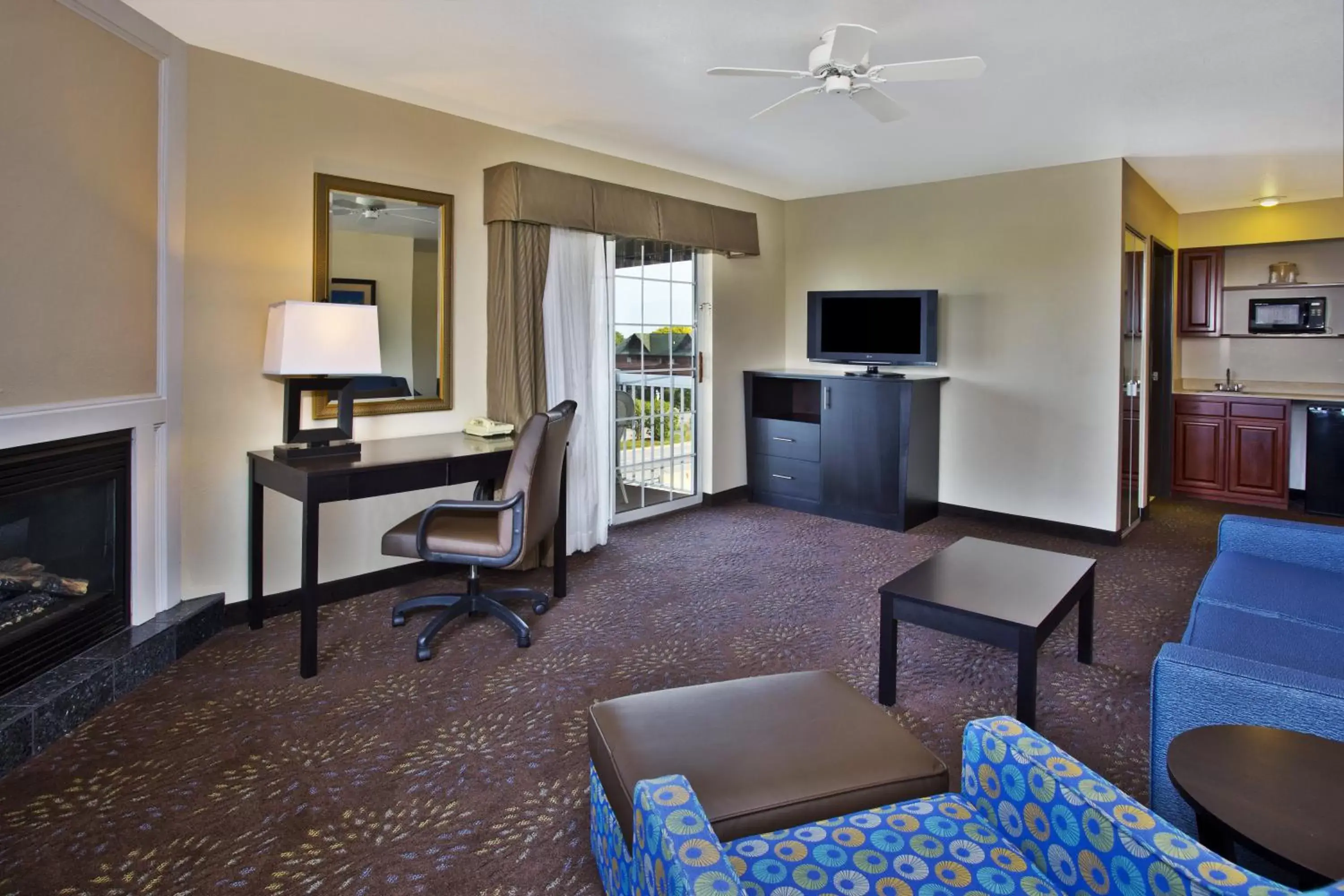 Photo of the whole room, Seating Area in Holiday Inn Express Mackinaw City, an IHG Hotel