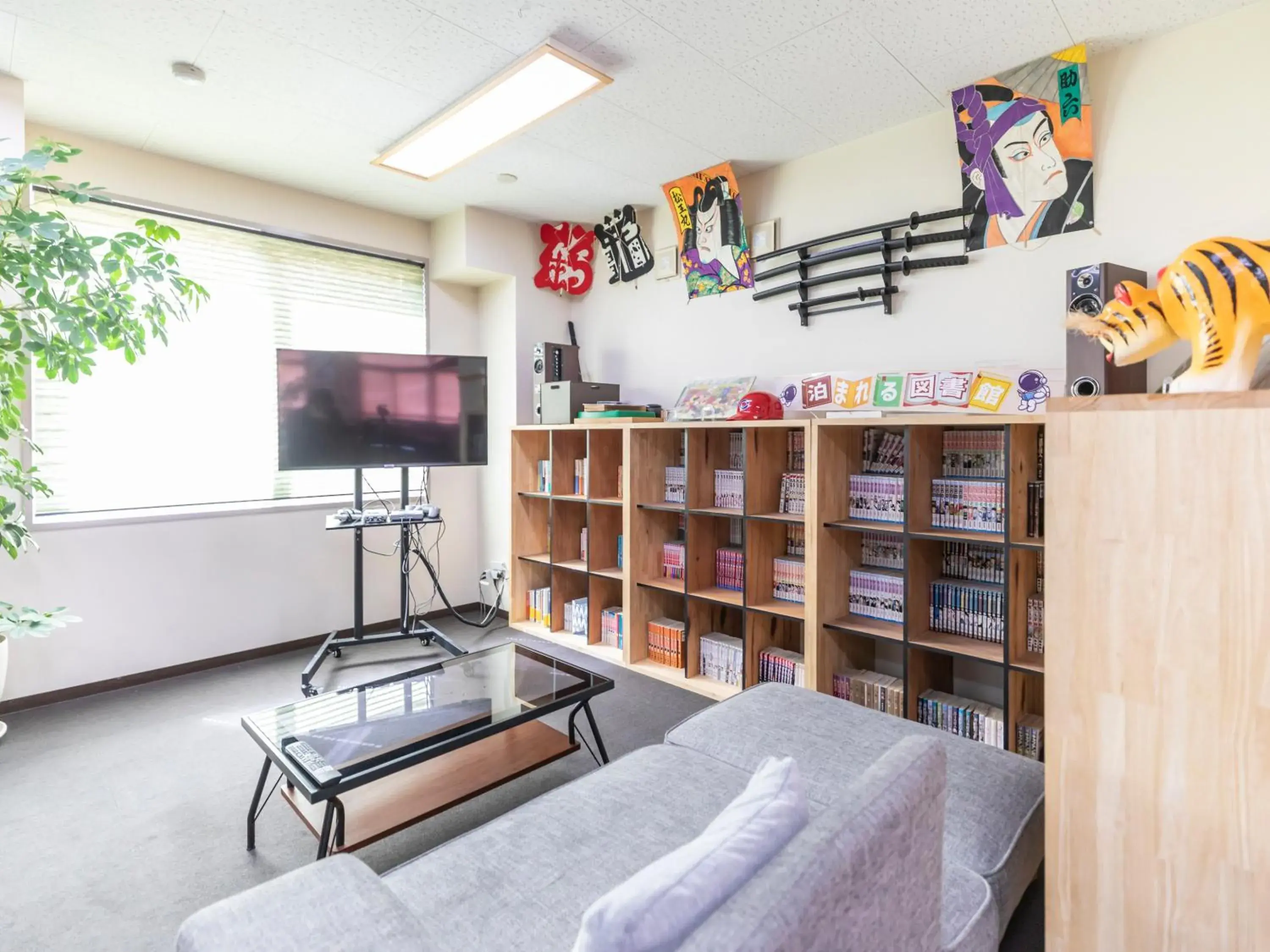 Communal lounge/ TV room in Omotenashi Hostel Miyajima