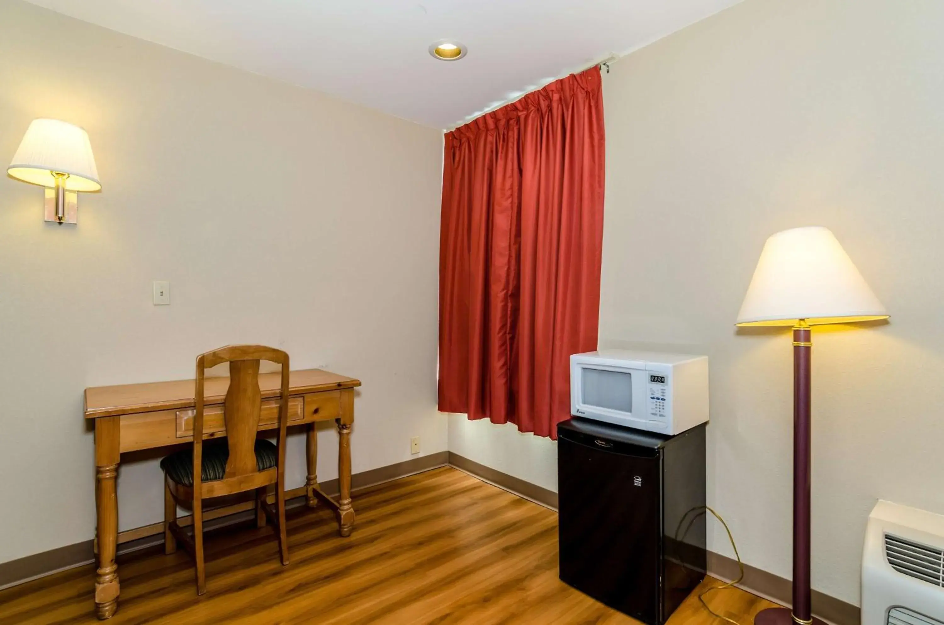 Photo of the whole room in Motel 6-Newark, DE Photo of the whole room in Motel 6-Newark, DE