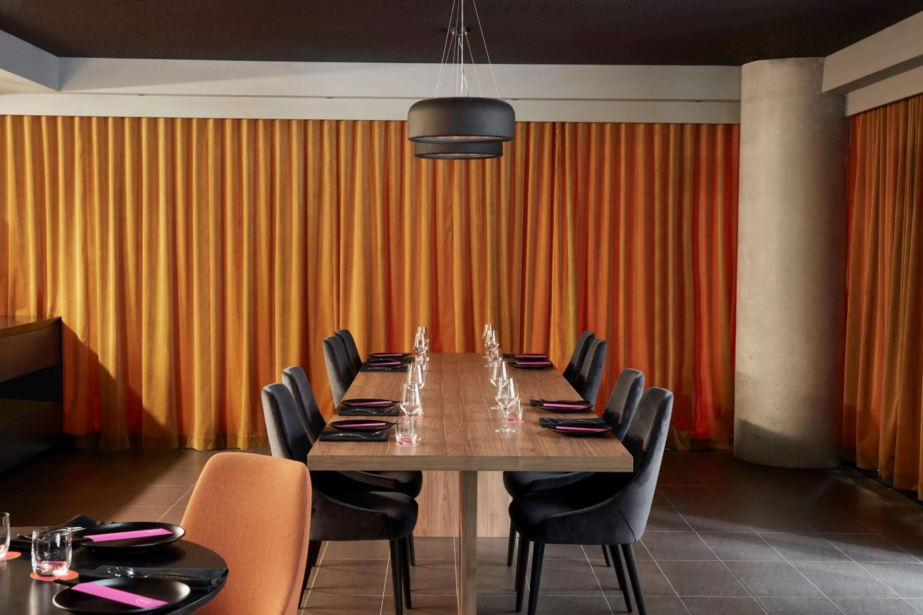 Restaurant/places to eat in Quincy Hotel Melbourne