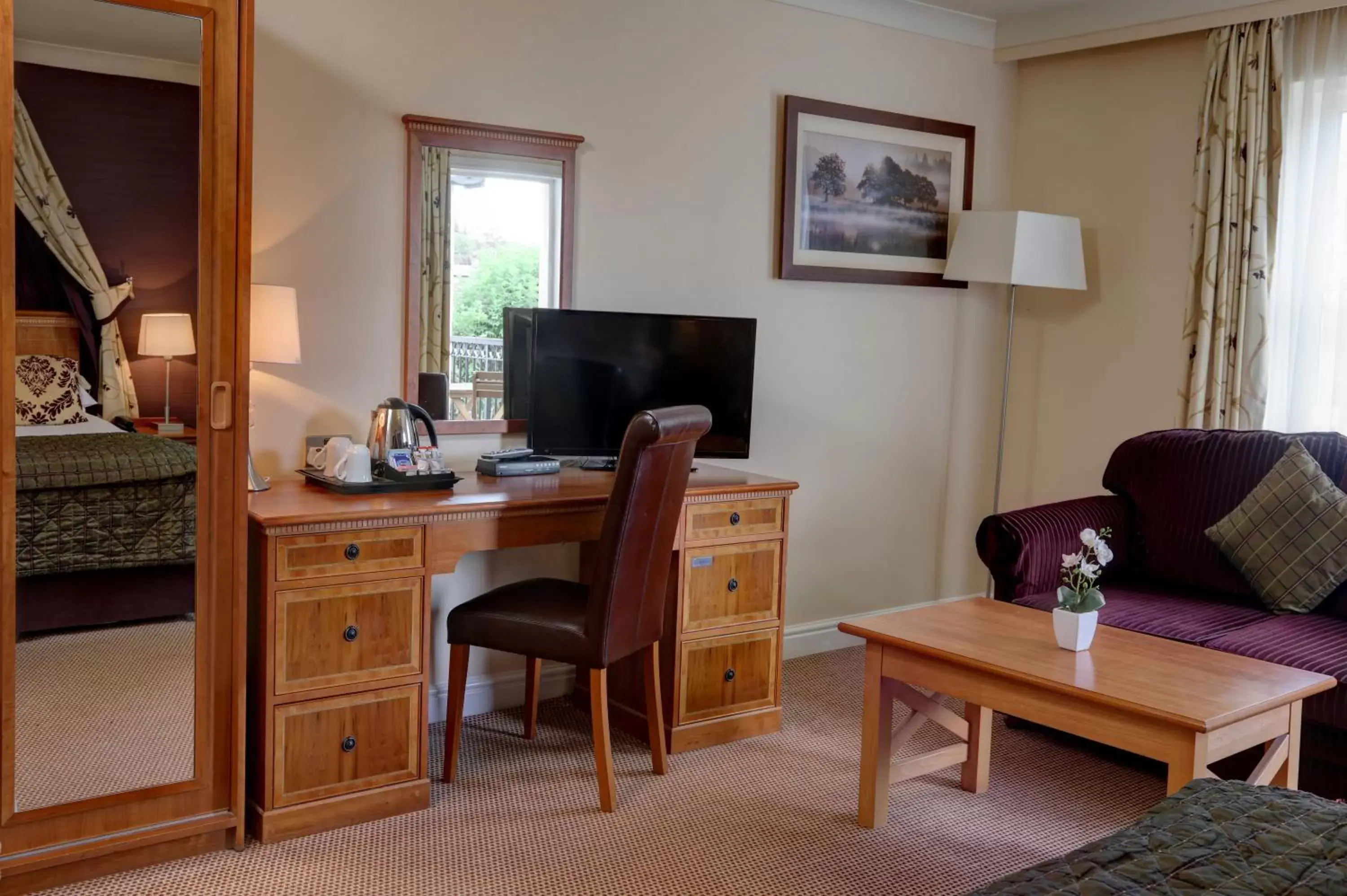 Bedroom, TV/Entertainment Center in The Winnock Hotel