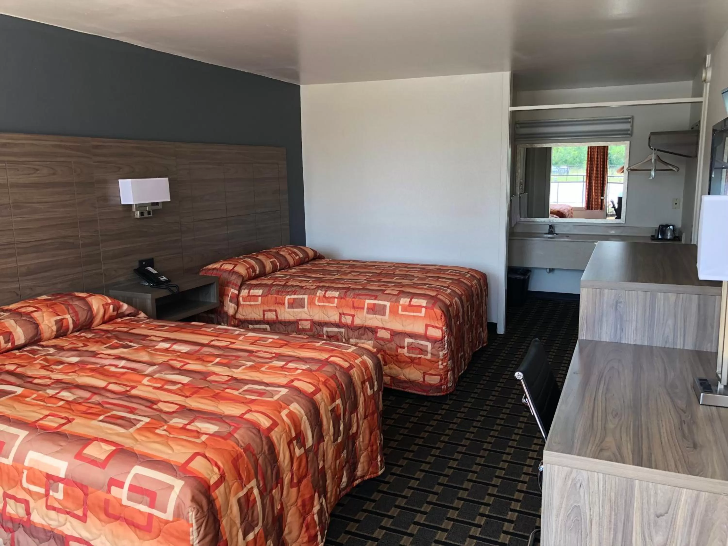 Bed in Mid Continent Inn