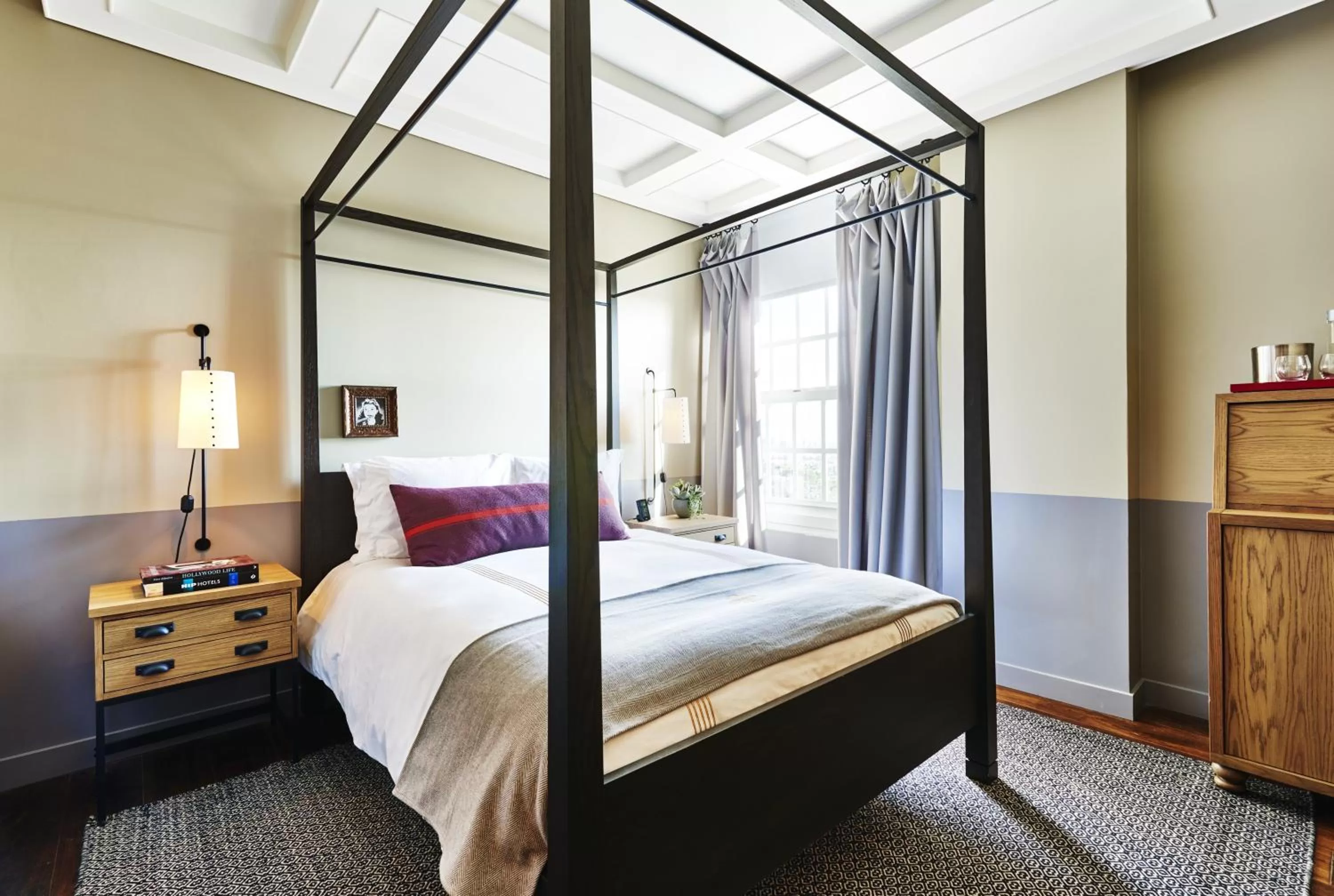 Photo of the whole room, Bed in The Hollywood Roosevelt