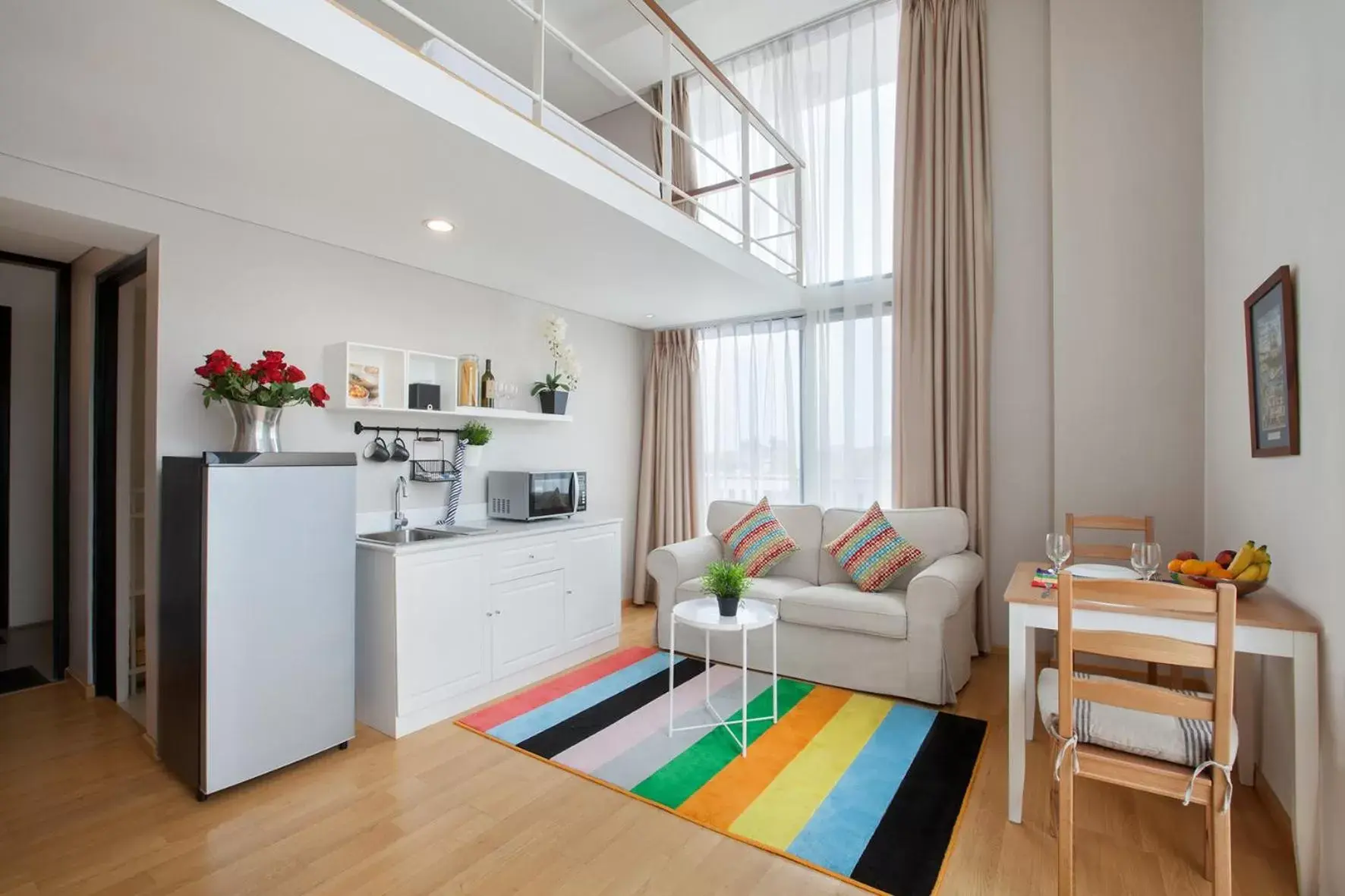 Living room, Kitchen/Kitchenette in White Tree Residence