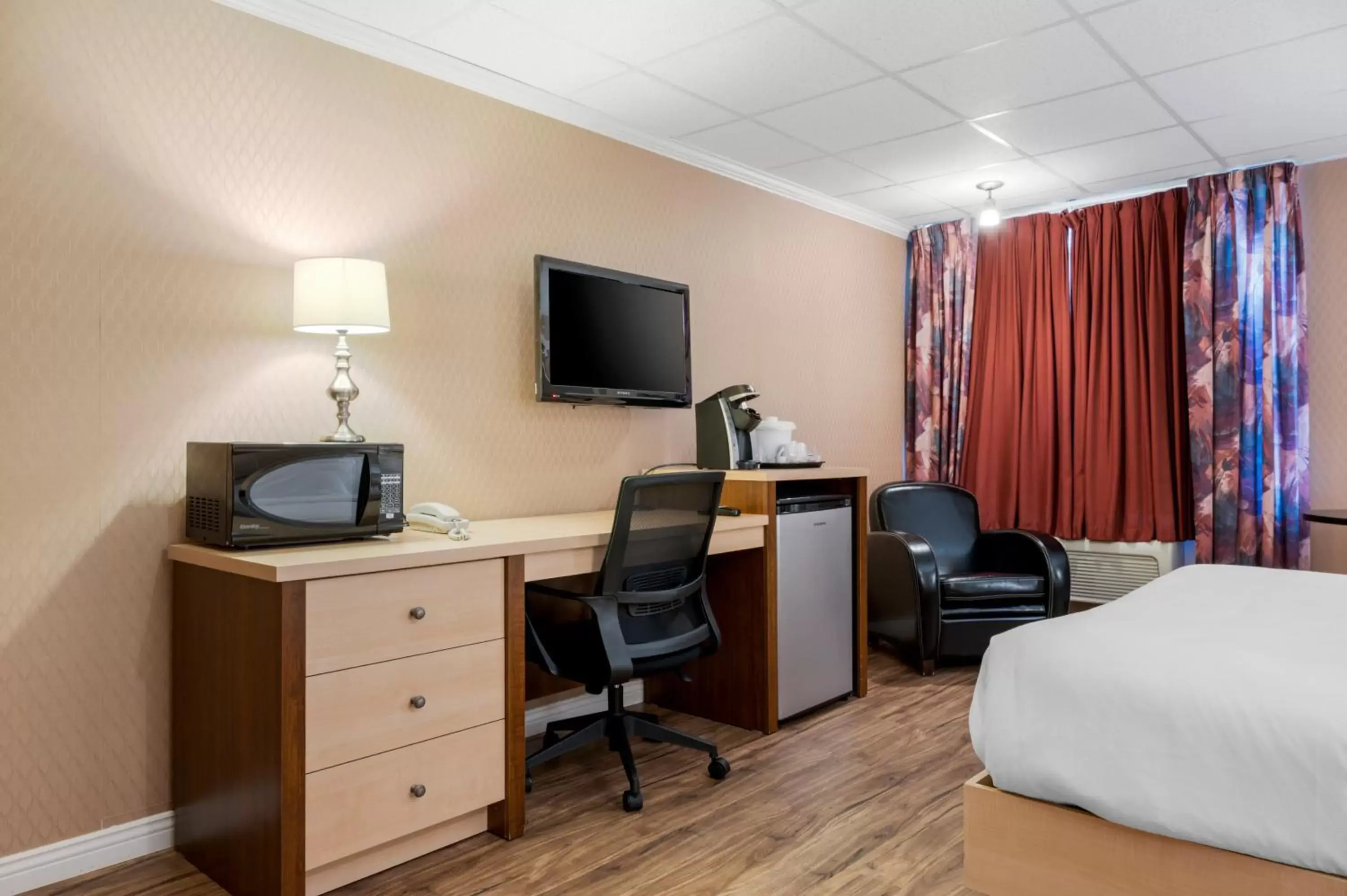 TV and multimedia, TV/Entertainment Center in Econo Lodge Inn & Suites