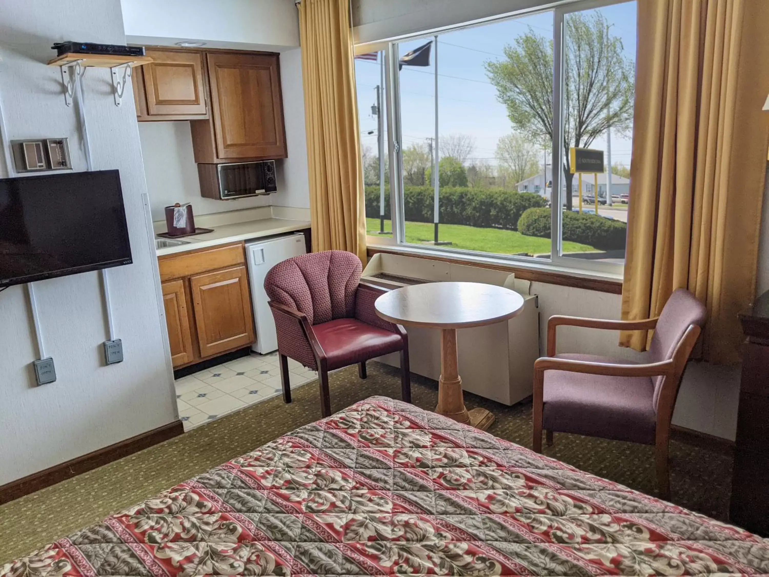 Kitchen or kitchenette, Seating Area in South Side Inn - Burlington