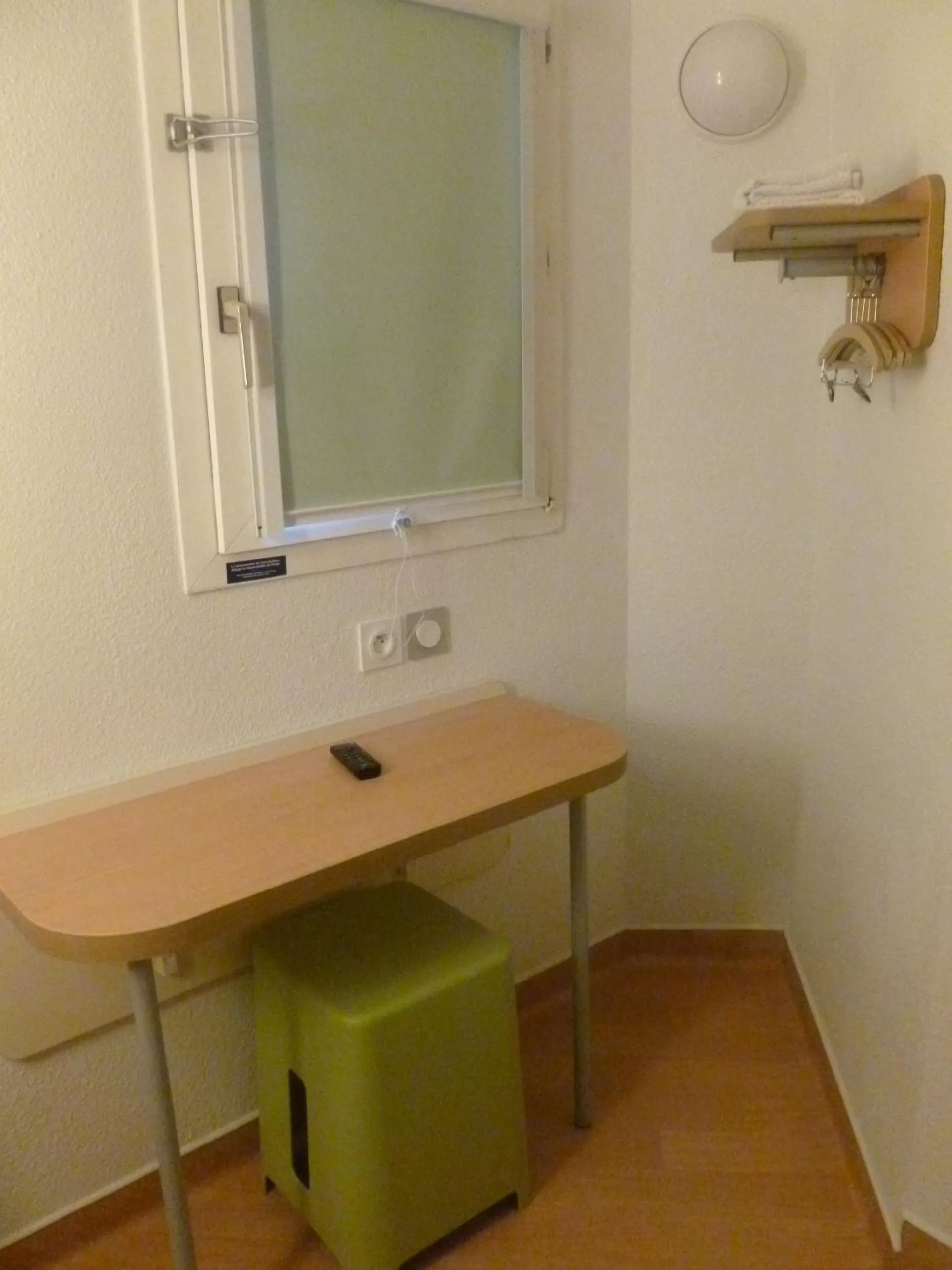 Seating area in Ibis budget Dunkerque Grande Synthe