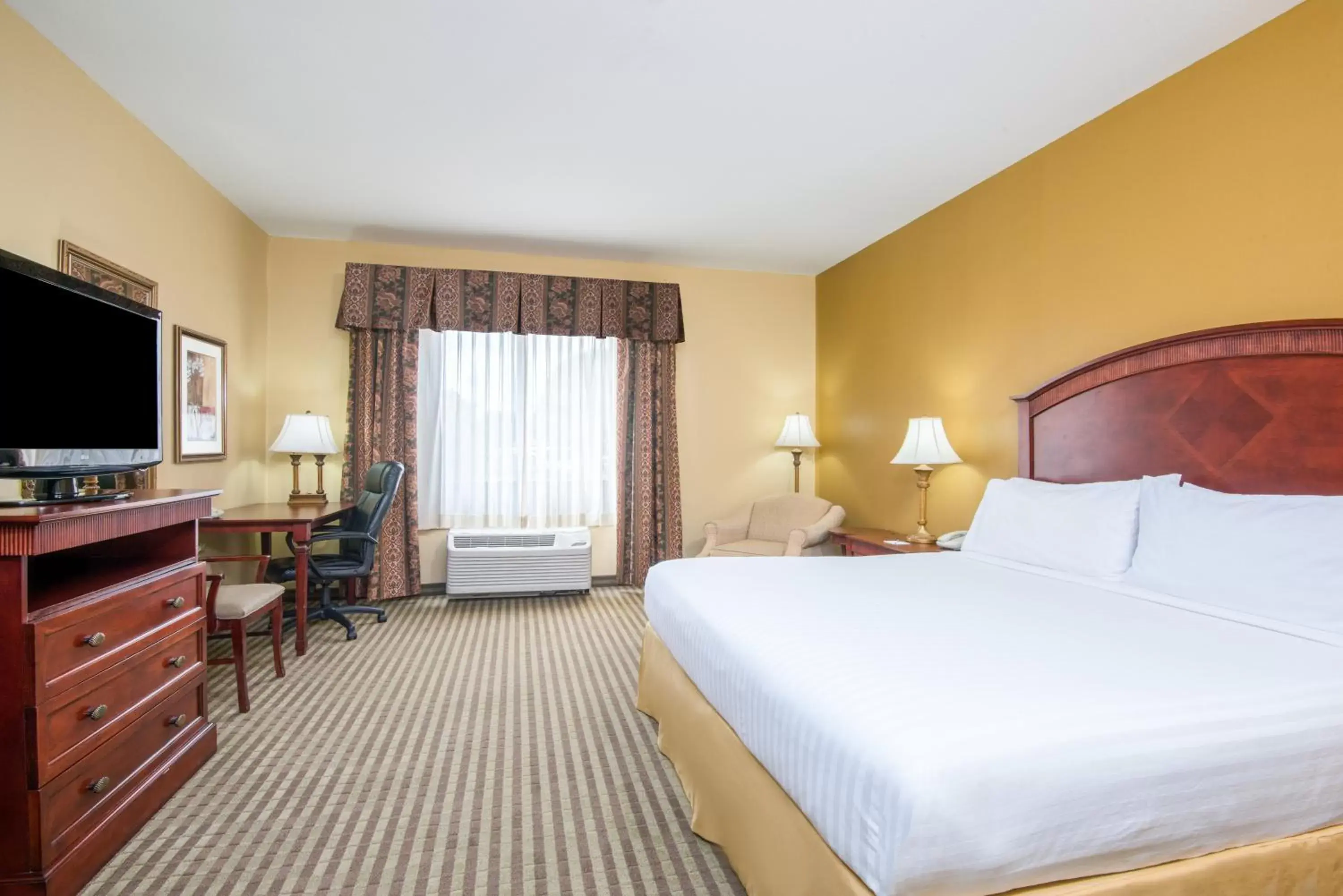 Photo of the whole room, Bed in Holiday Inn Express Enid-Highway 412, an IHG Hotel