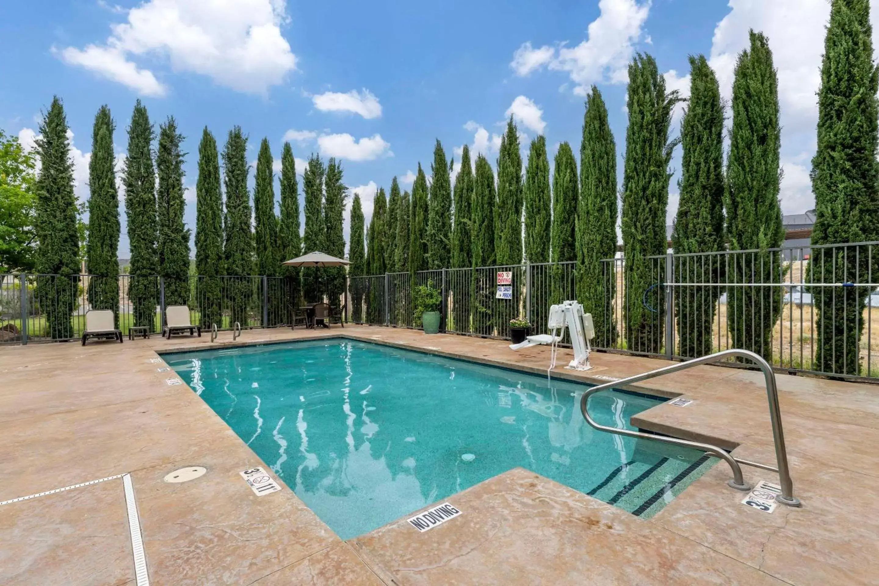 Swimming Pool in Comfort Suites Carlsbad