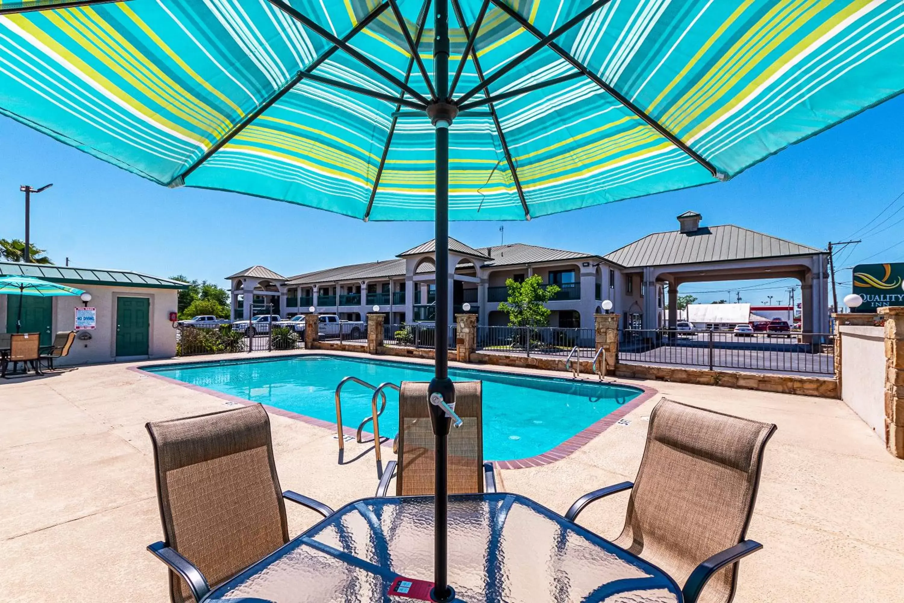 Swimming Pool in Quality Inn