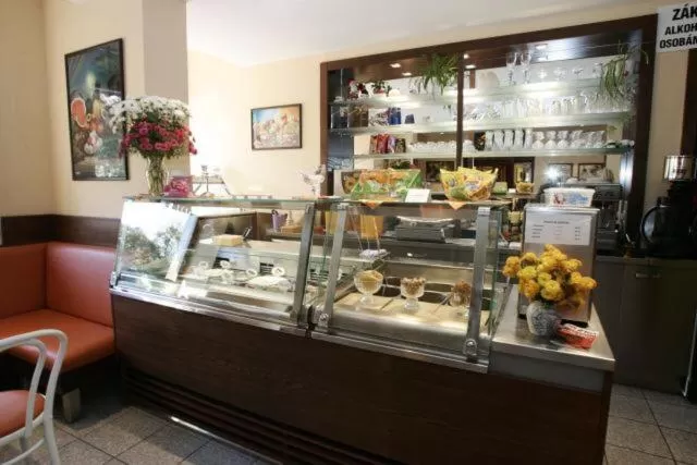 Restaurant/places to eat in Hotel Saloon