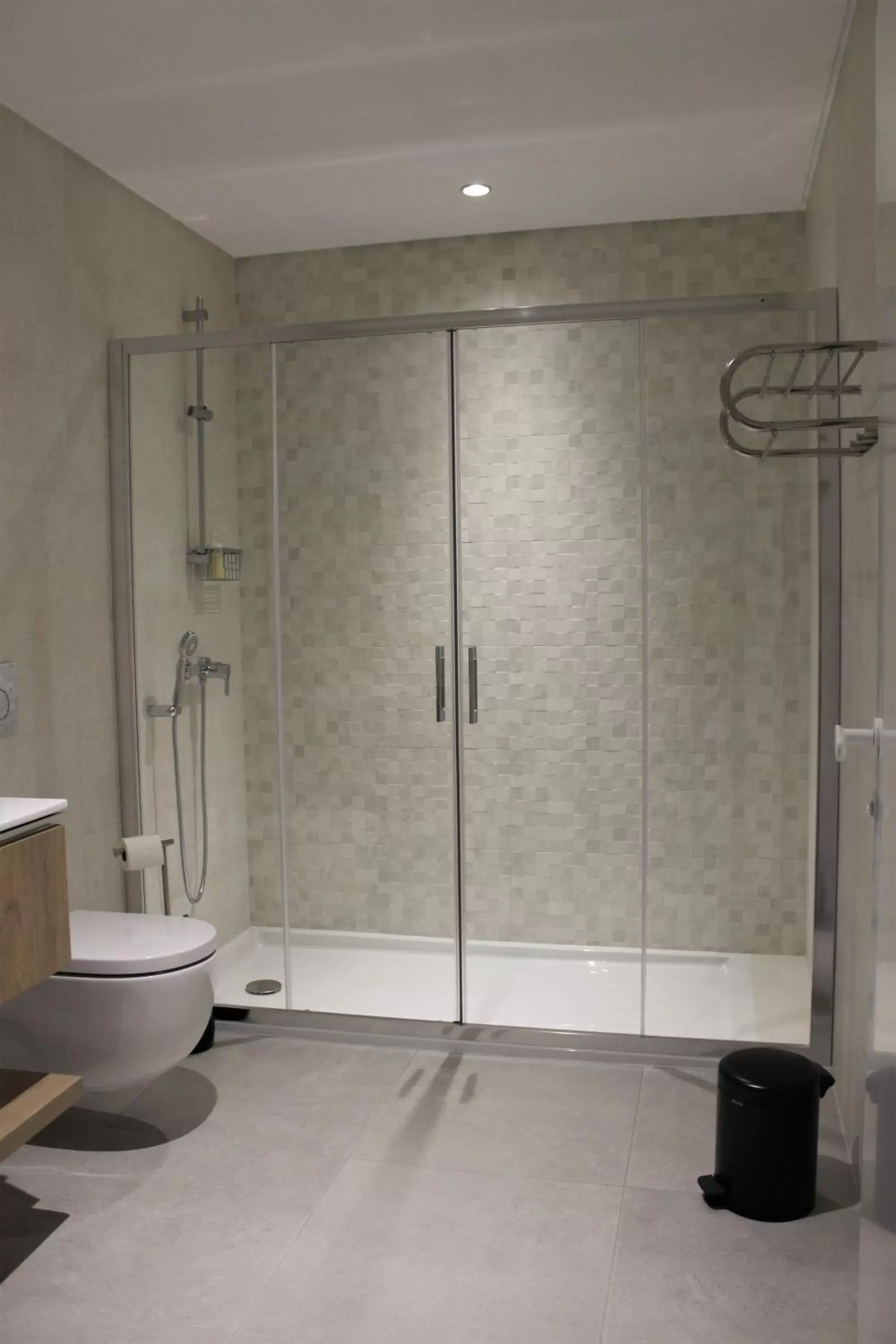 Shower, Bathroom in Cardeal Suites & Apartments